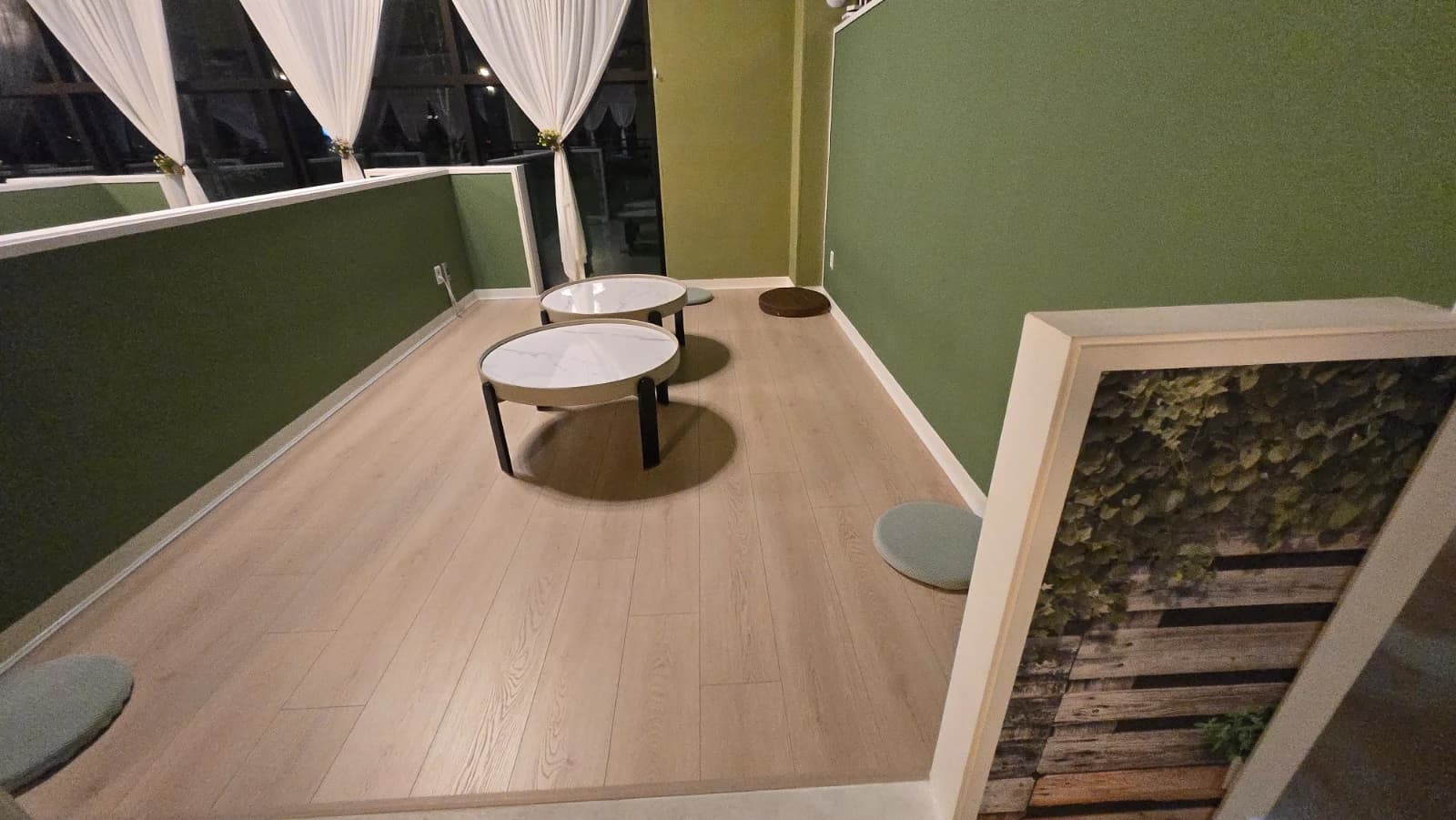 카페 캘리포니아 2층 마루 좌석 온돌 스타일 나무 바닥 방석