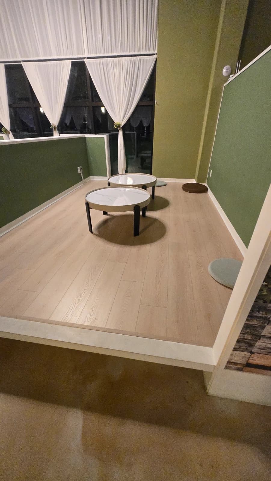 카페 캘리포니아 마루 좌석 낮은 테이블 가족 좌석