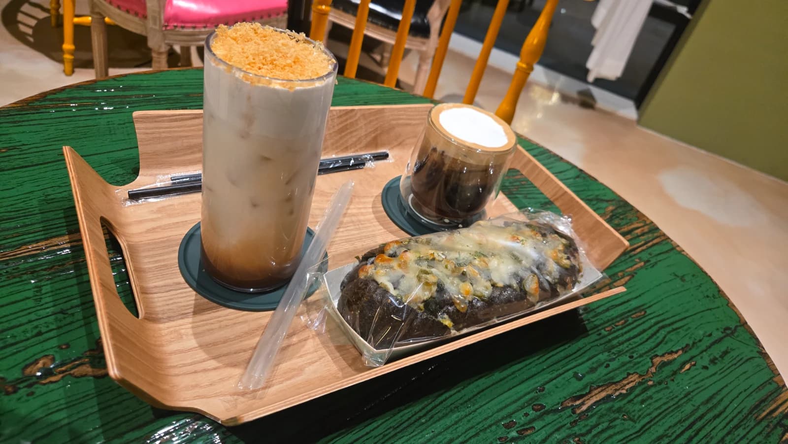 카페 캘리포니아 나무 트레이 위 음료 두 잔과 쌀 대파바게트 초록 테이블