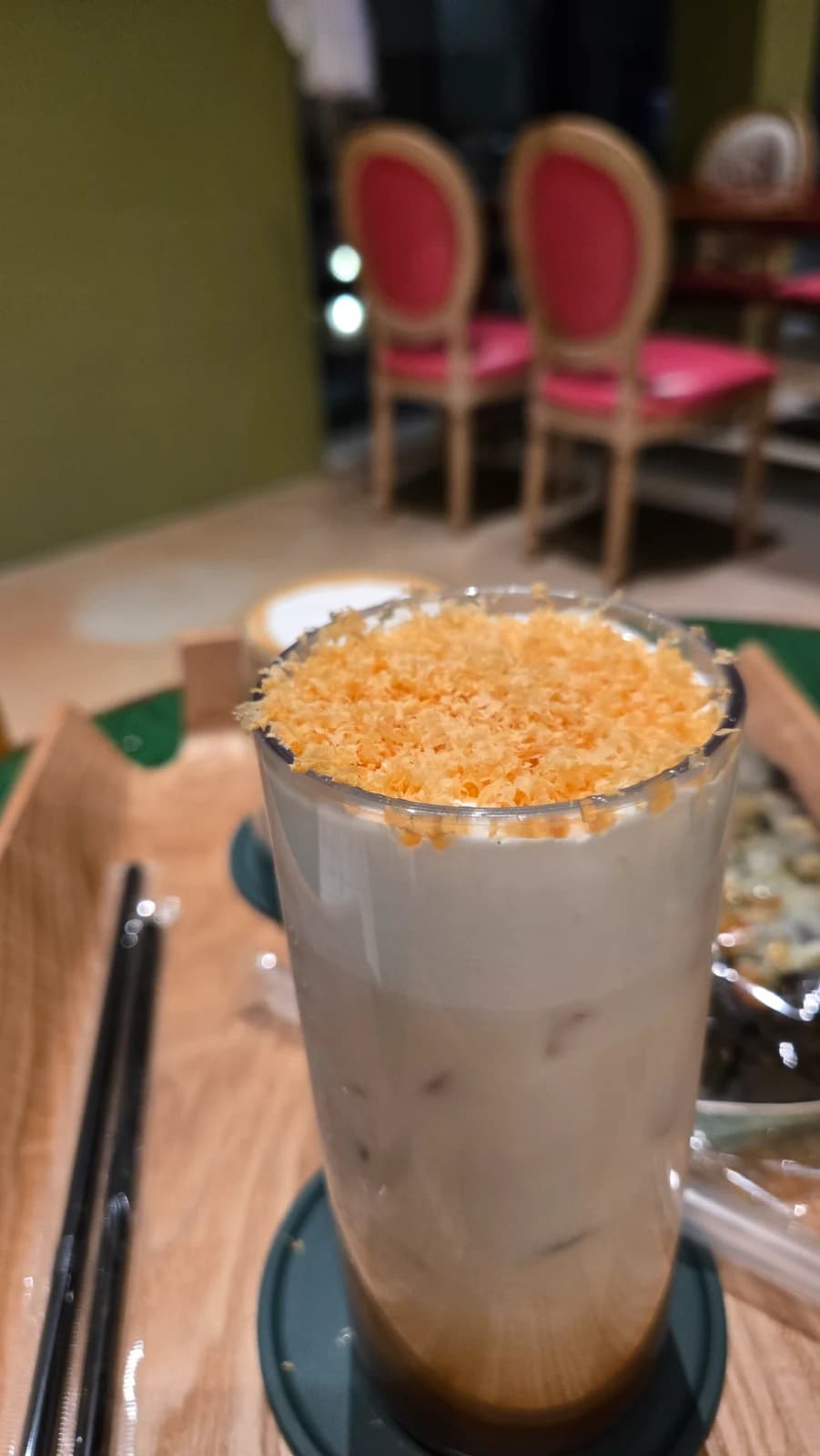 브라운치즈마끼아또 긴 잔 갈색 치즈 부스러기 토핑 고소한 커피