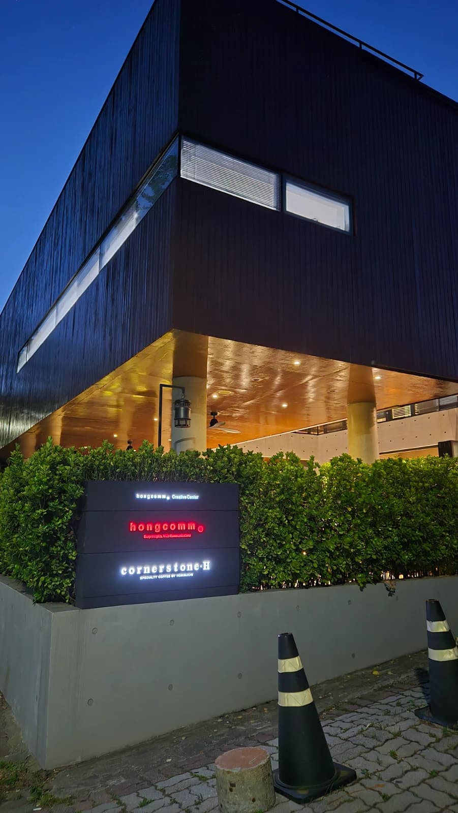 대전 코너스톤에이치 카페 입구와 검은색 외관