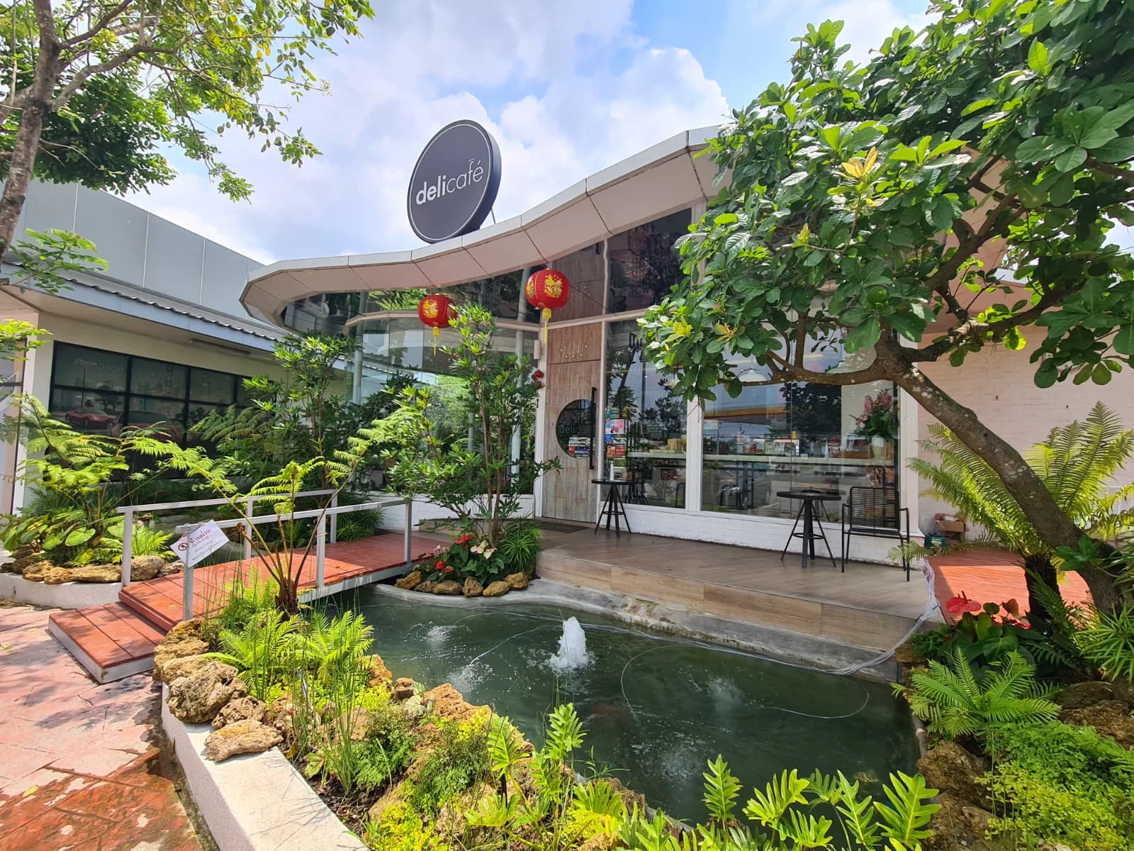 delicafé 입구 앞 연못과 분수, Shell 주유소 내 카페 조경
