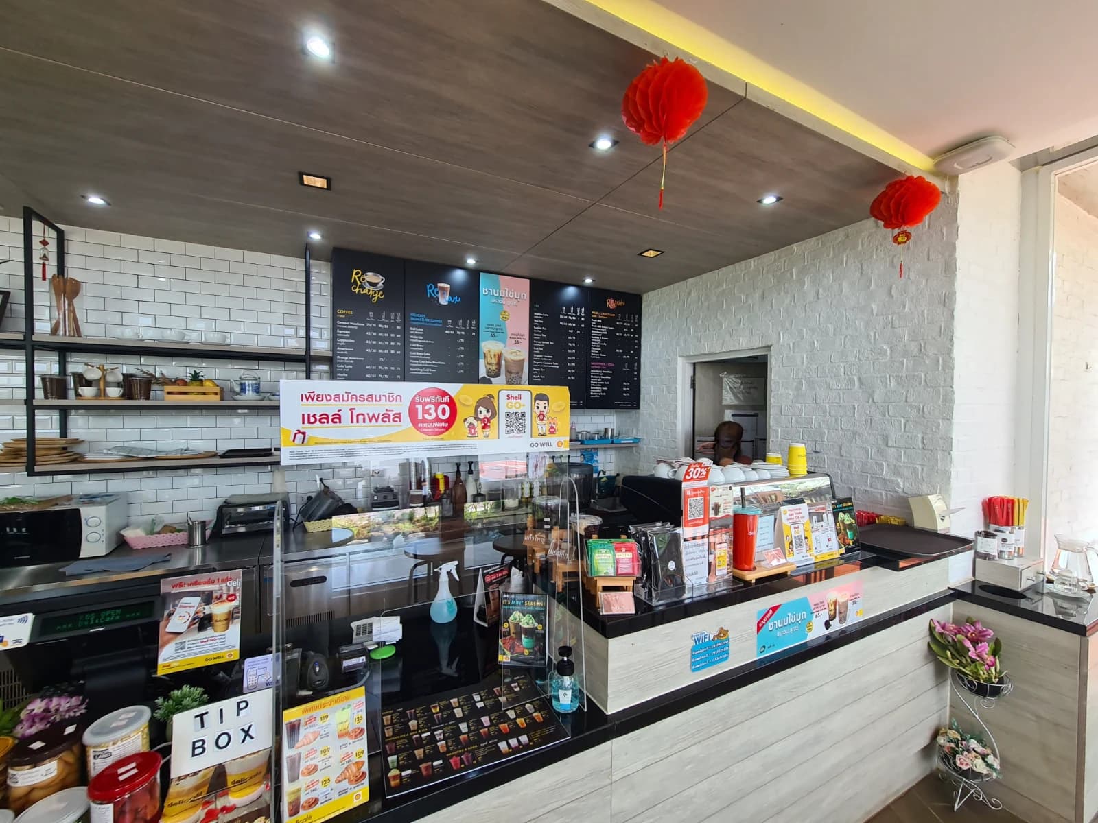 delicafé 카운터, 메뉴판과 베이커리 쇼케이스가 보이는 내부