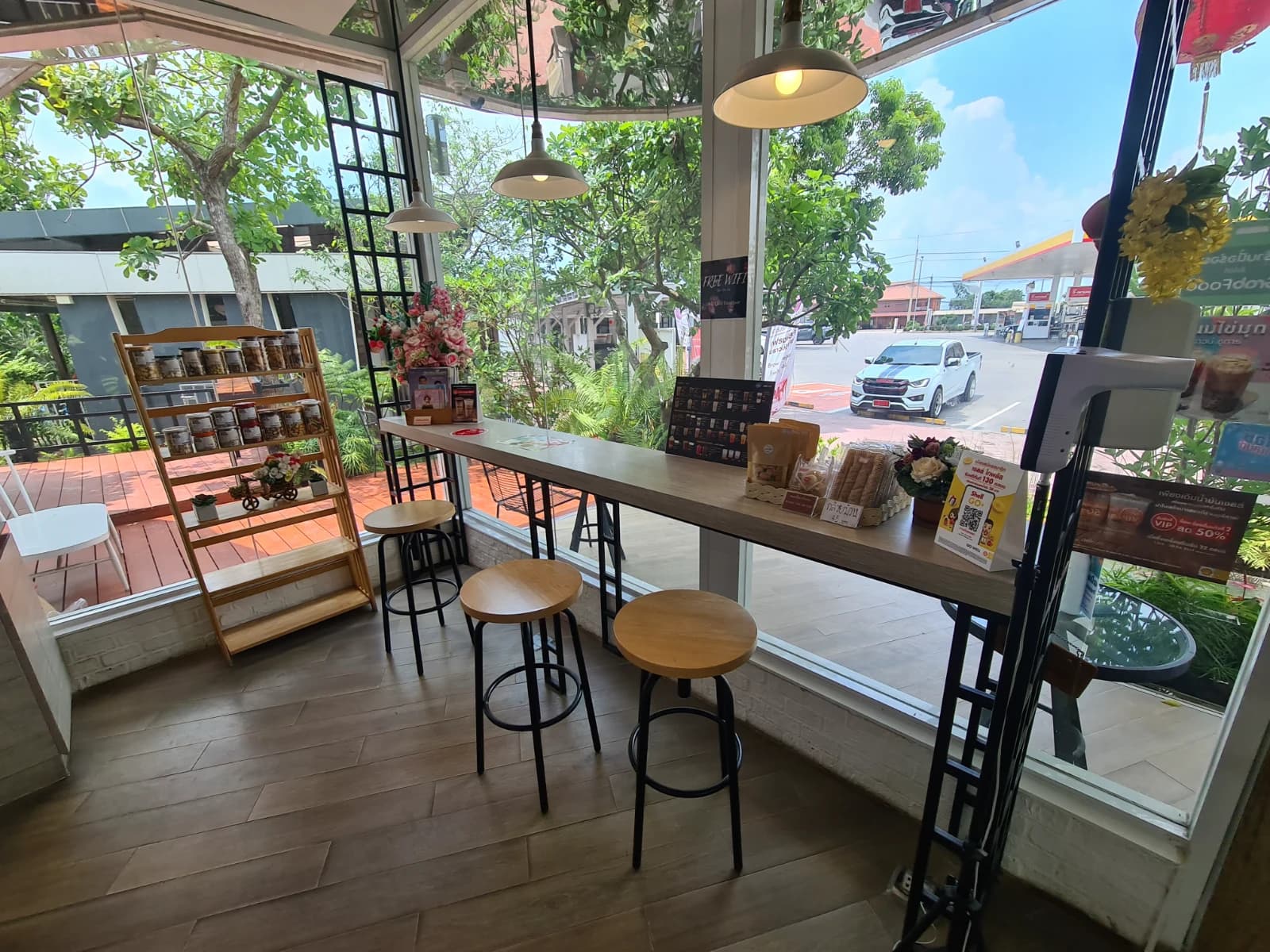 delicafé 내부 바 테이블과 둥근 좌석 배치