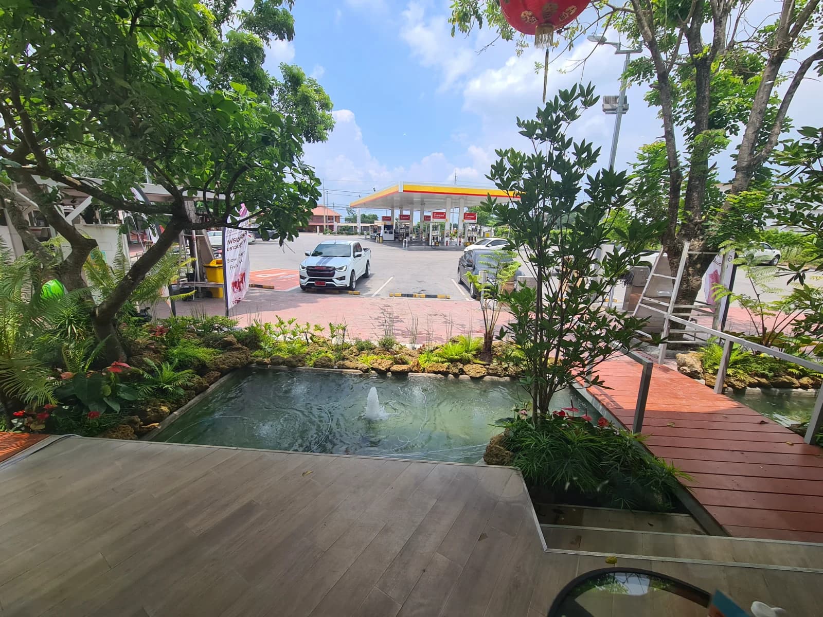 delicafé 실내에서 바라본 연못과 분수, 태국 Shell 주유소 카페 창밖 풍경