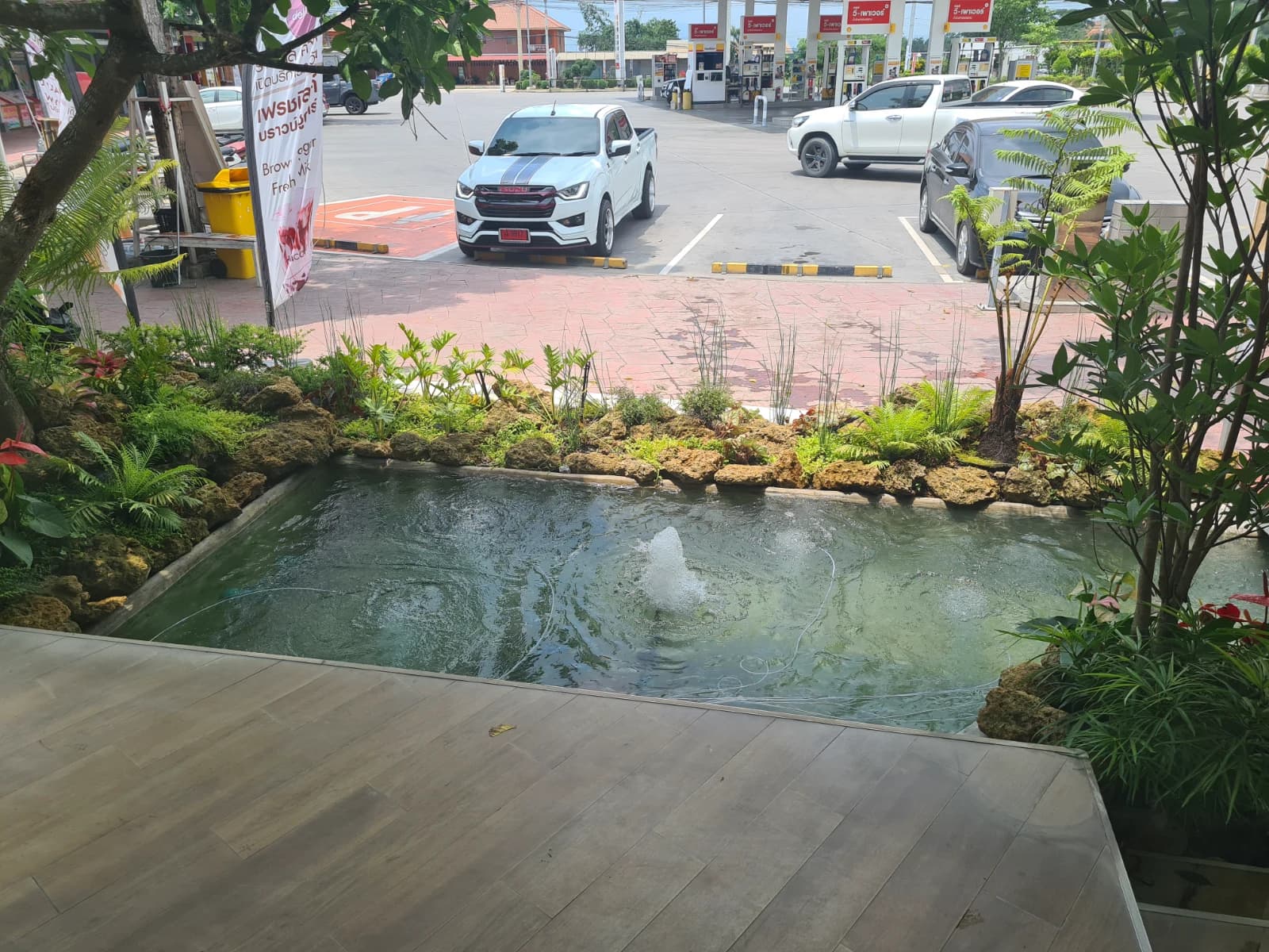 delicafé 창밖으로 보이는 초록 나무와 주유소 전경