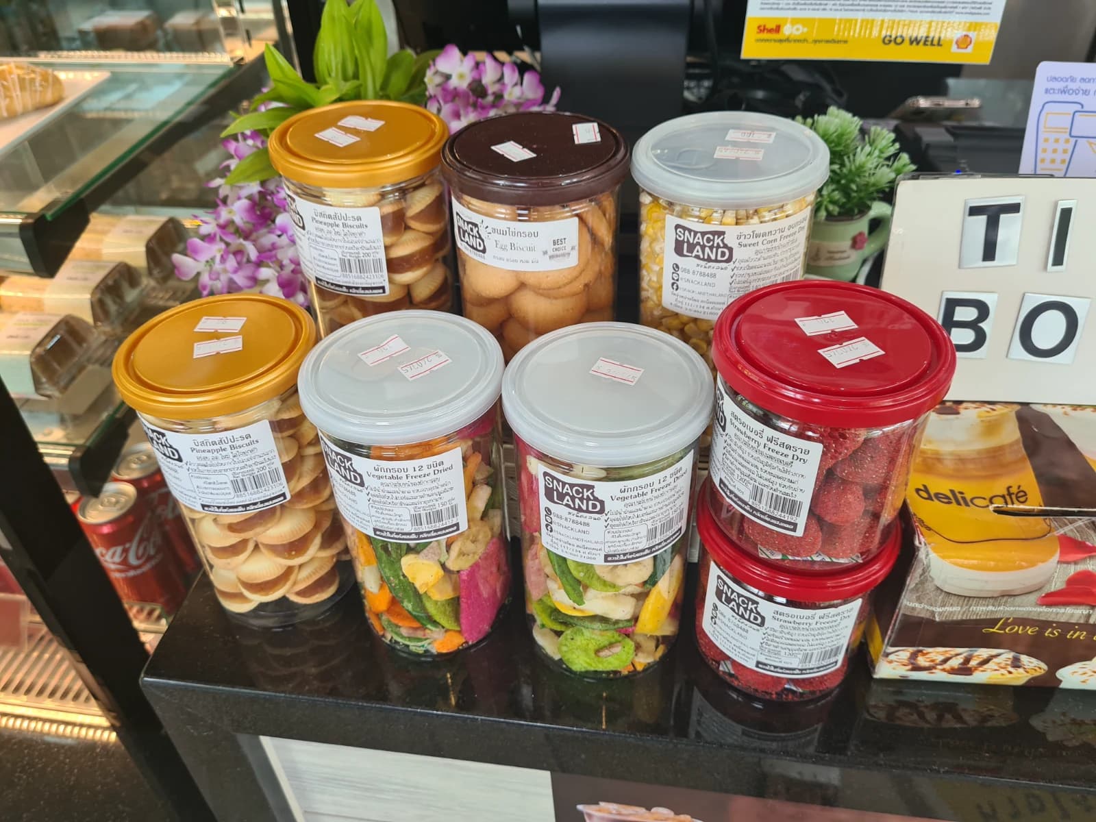 delicafé 카운터 옆 진열대, 파인애플 비스킷과 에그 쿠키 등 포장 과자
