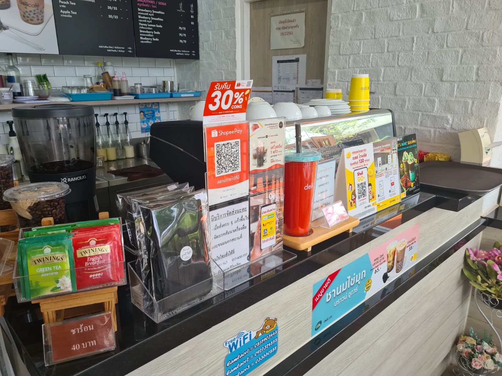 delicafé 카운터 할인 및 포인트 적립 안내판