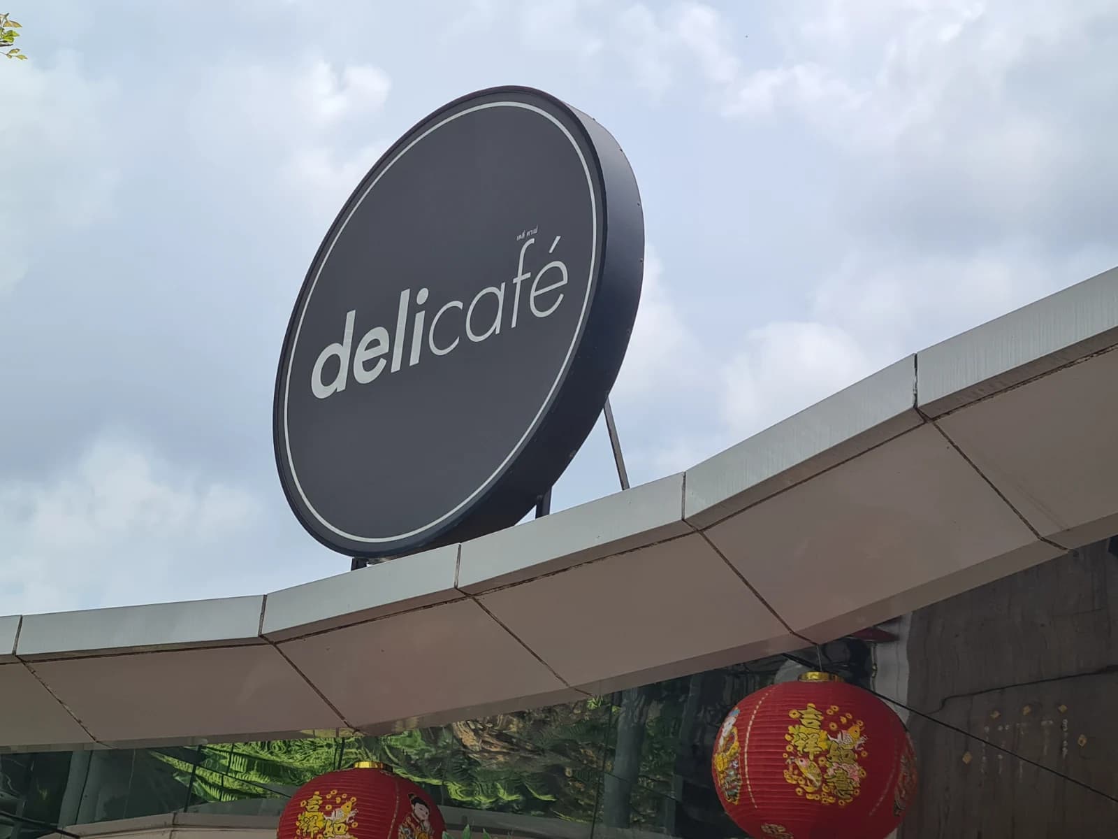 delicafé 간판 외부 모습, 2022년 촬영 태국 Shell 주유소 카페 브랜드