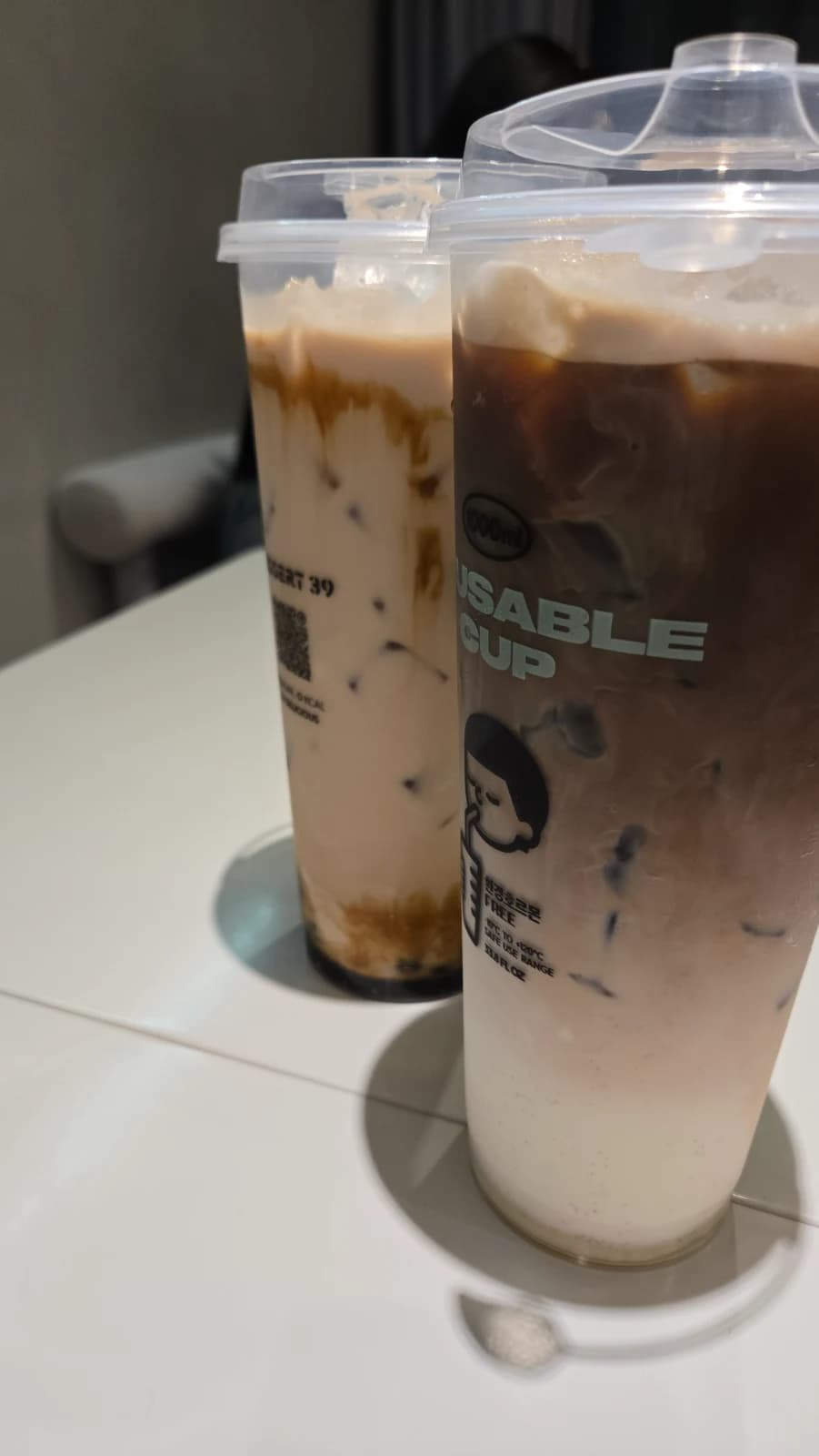 디저트39 돌체라떼와 흑당밀크티 버블 추가, 1000ml 다회용 컵에 담긴 모습