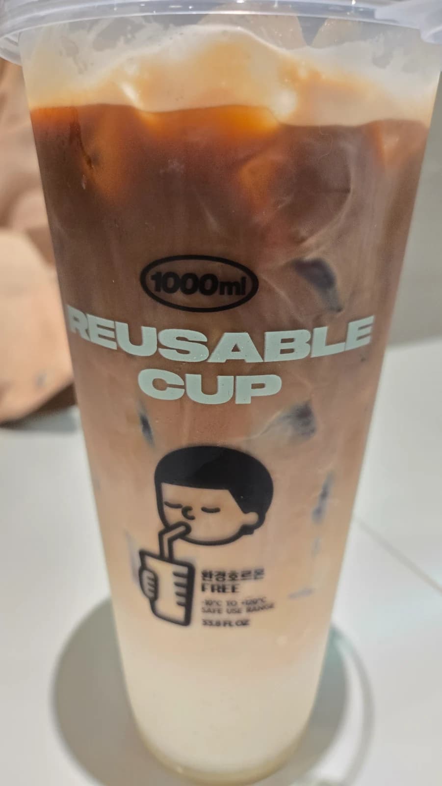 디저트39 1000ml 다회용 컵 크기 비교, 디저트39 캐릭터가 인쇄된 컵