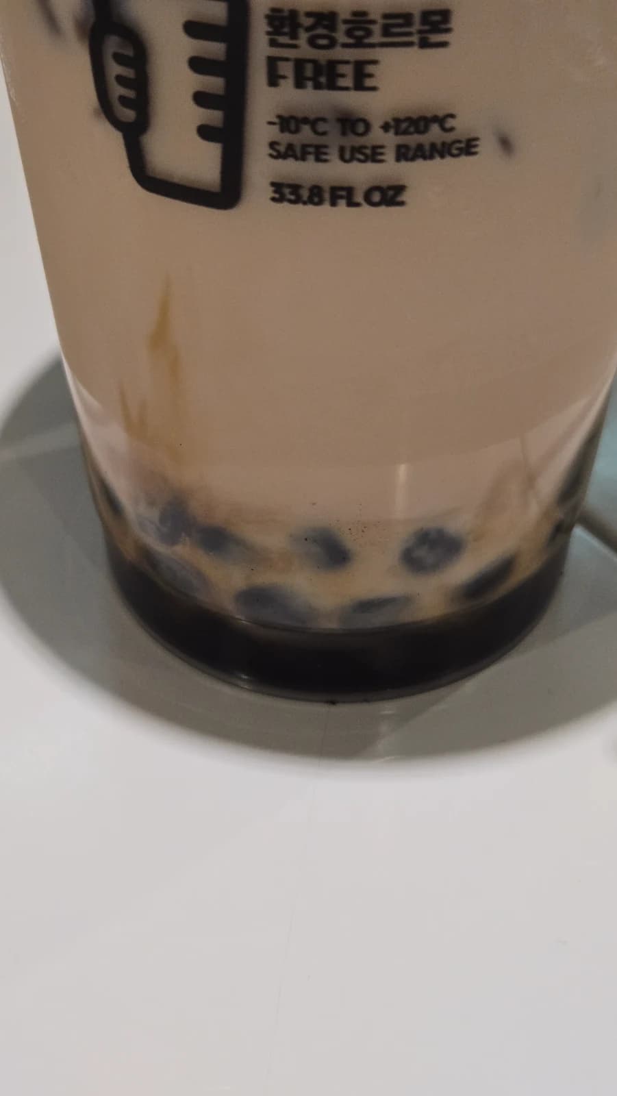 디저트39 흑당밀크티 바닥에 깔린 버블 타피오카 펄 클로즈업