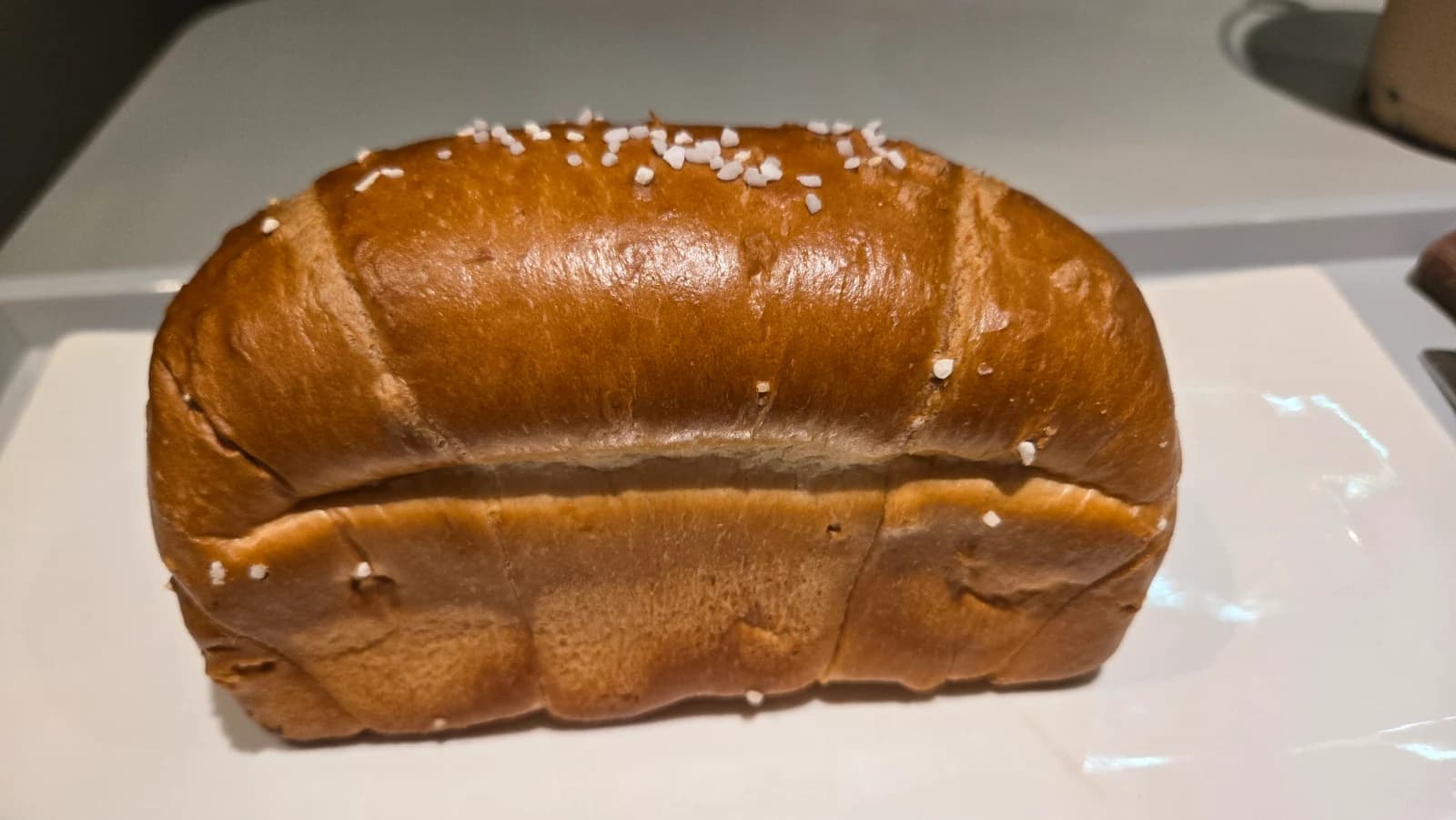 디저트39 프렌치버터 소금식빵 접시에 올려놓은 전체 모습