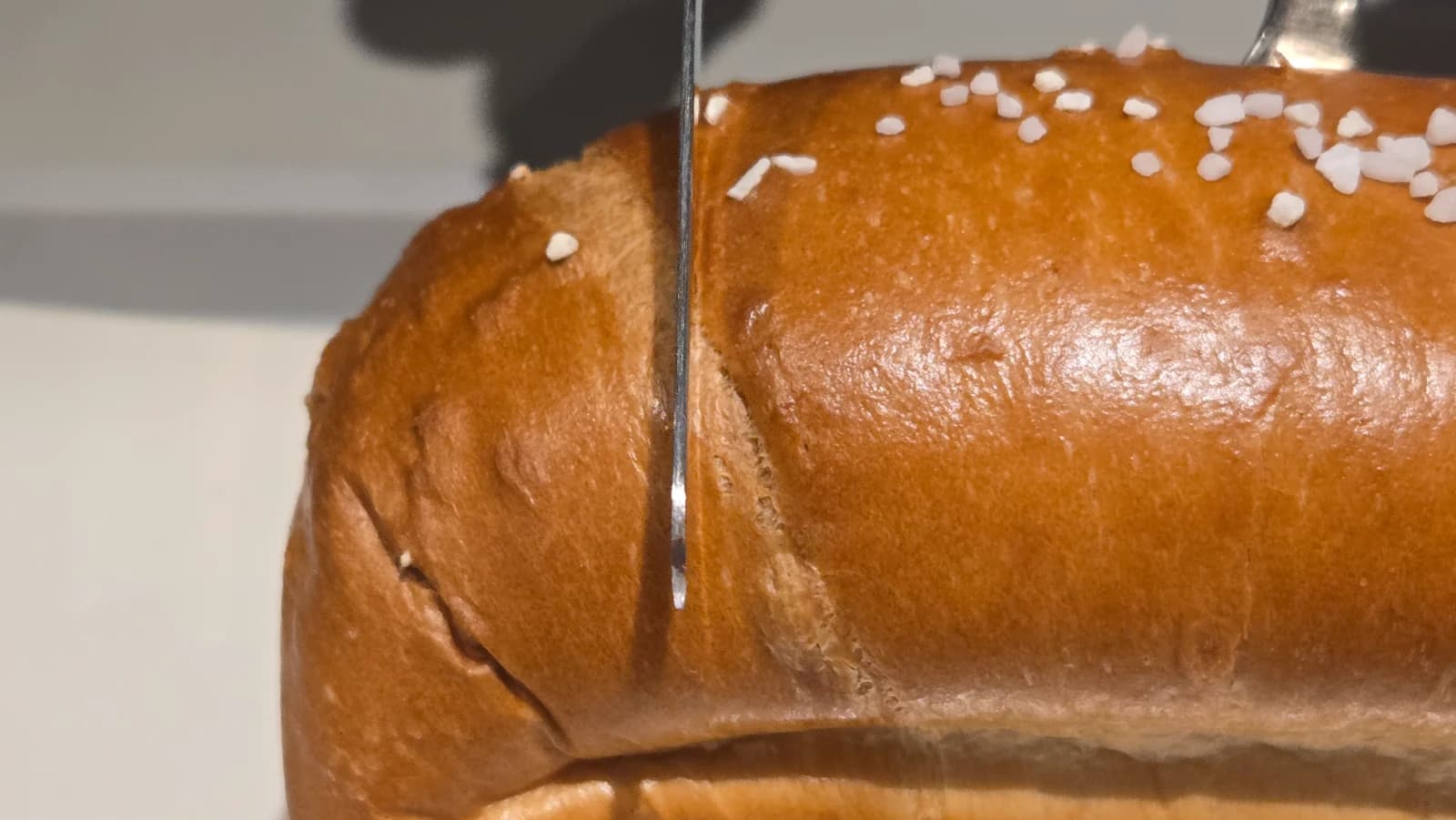디저트39 프렌치버터 소금식빵 나이프로 자른 단면, 층층이 나뉜 결