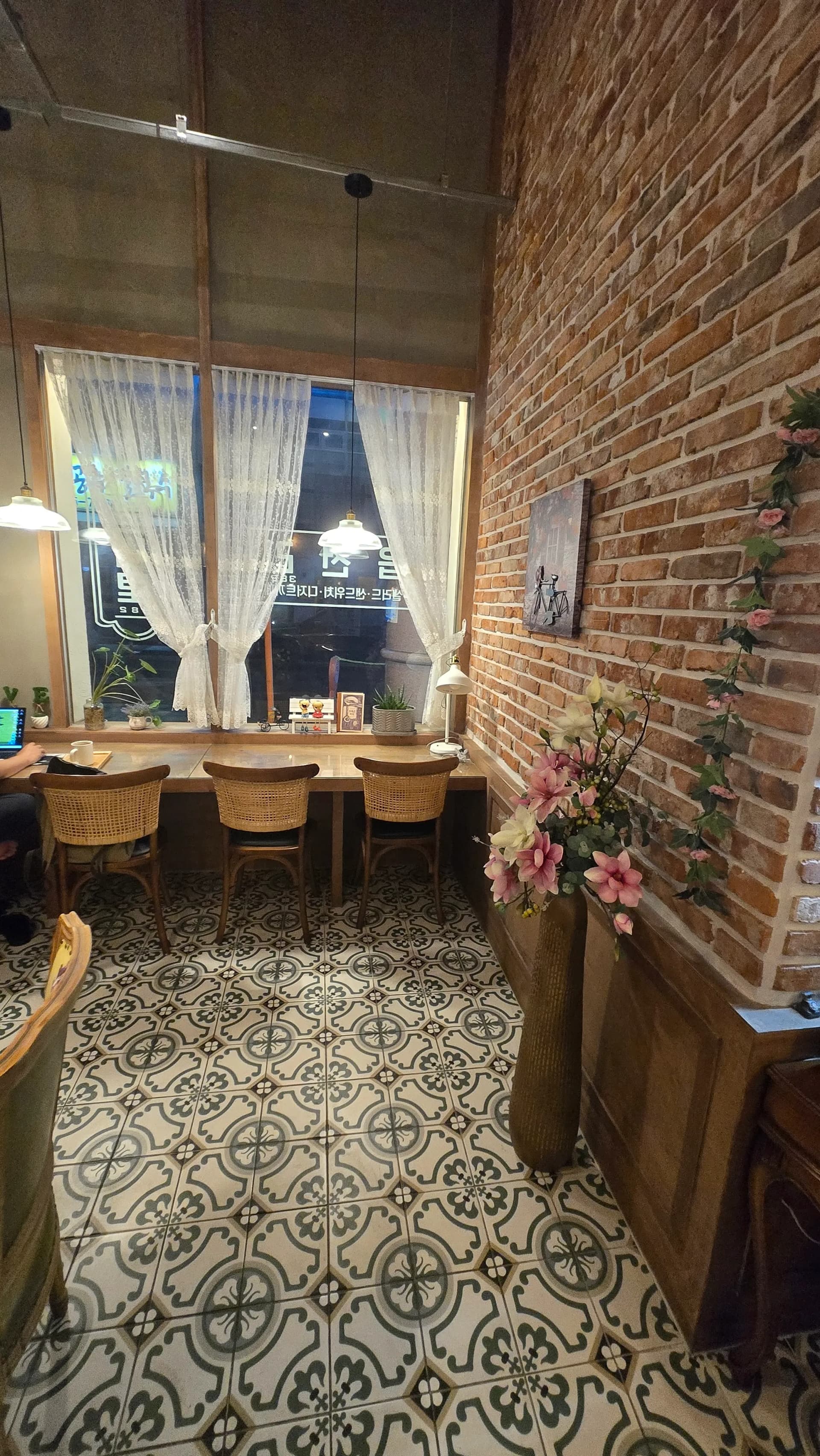 읍천리382 창가 좌석 — 벽돌 벽에 꽃 장식, 옛날 스타일 바닥 타일, 레이스 커튼 | 하이제이에스비