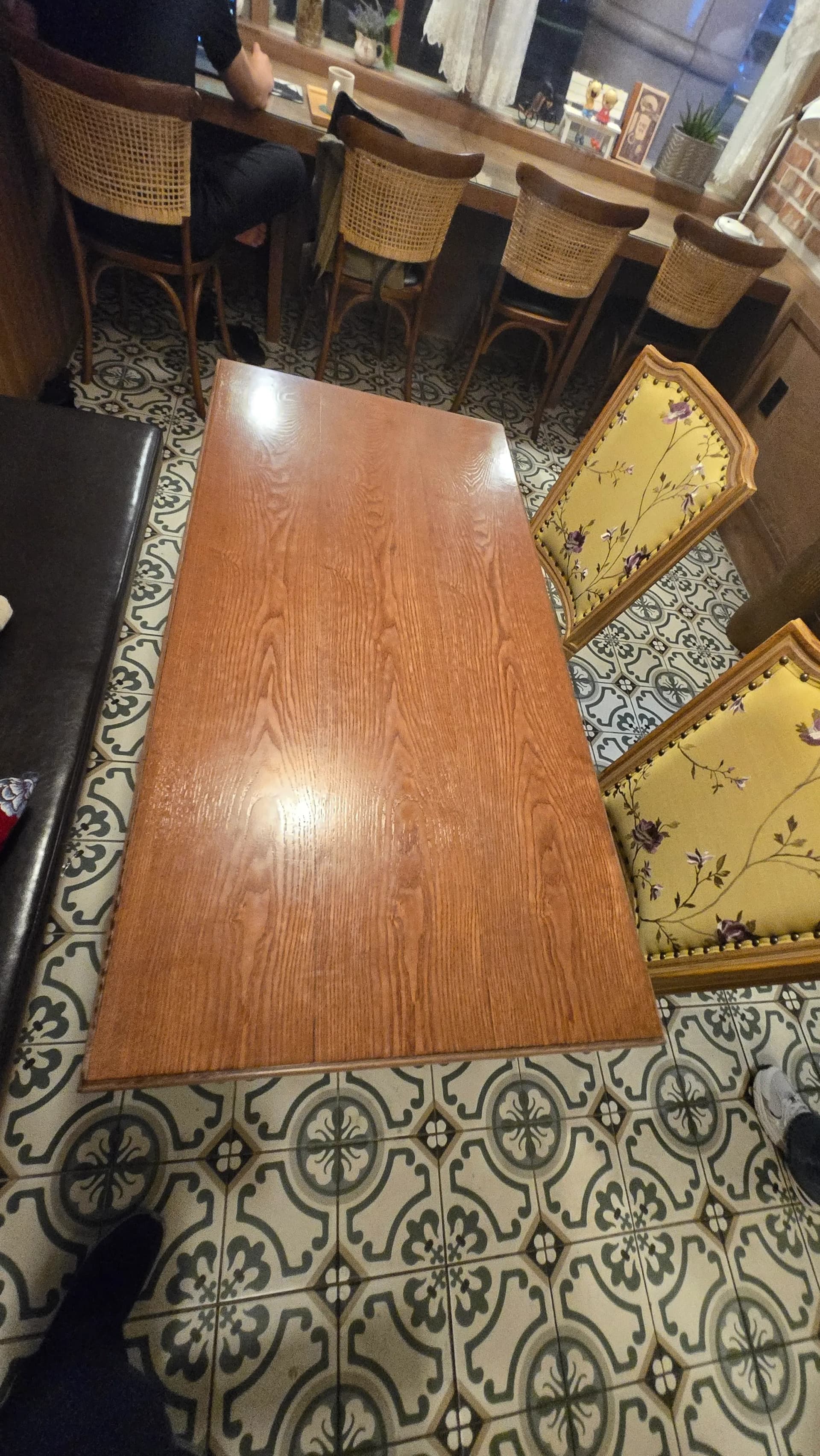 읍천리382 꽃무늬 의자 테이블 좌석 — 한국 복고풍 카페 인테리어 | 하이제이에스비