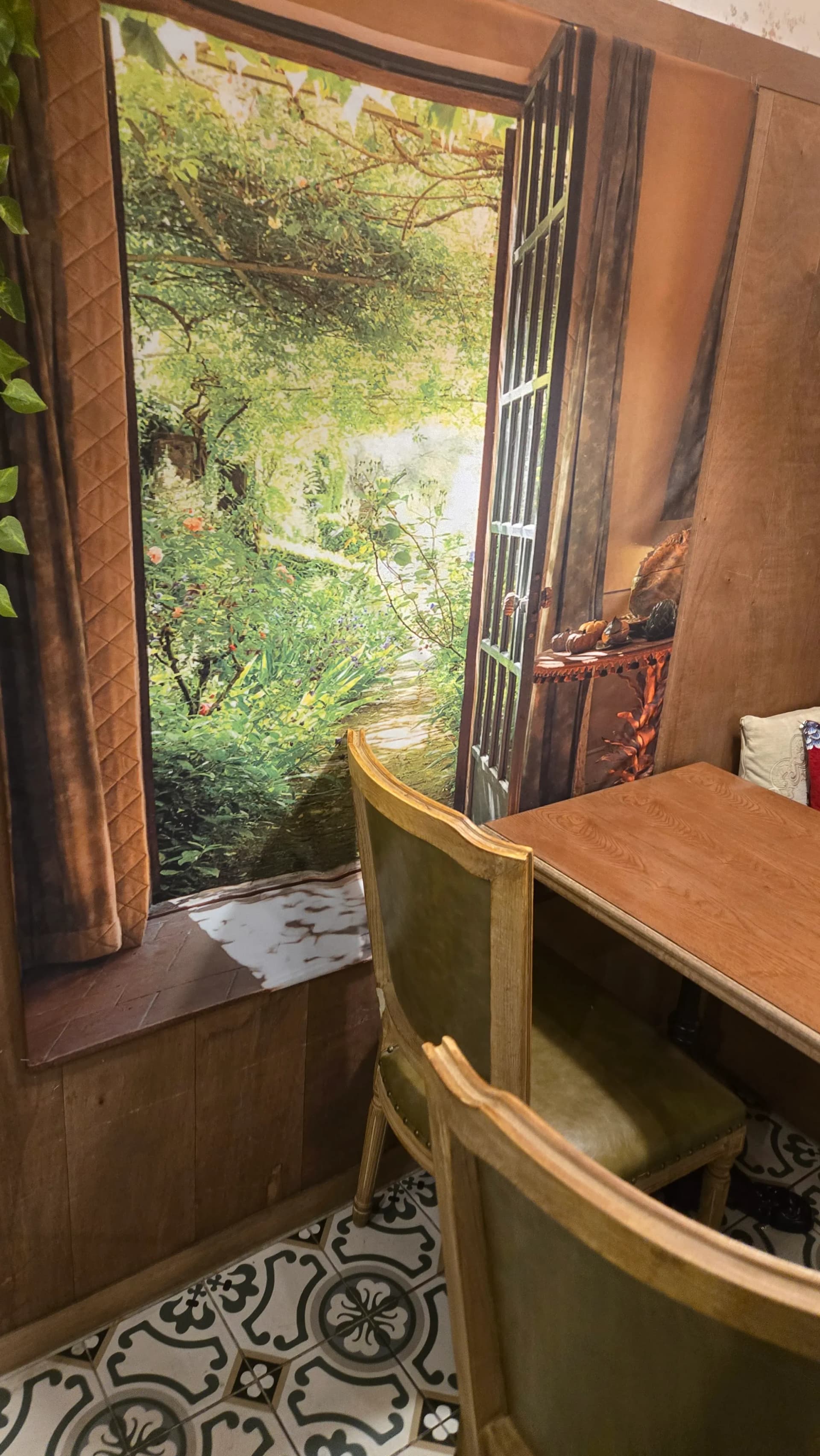 읍천리382 벽면 시골 마당 풍경 그림 좌석 — 나무 문살 너머 초록 정원이 보이는 인테리어 장식 | 하이제이에스비