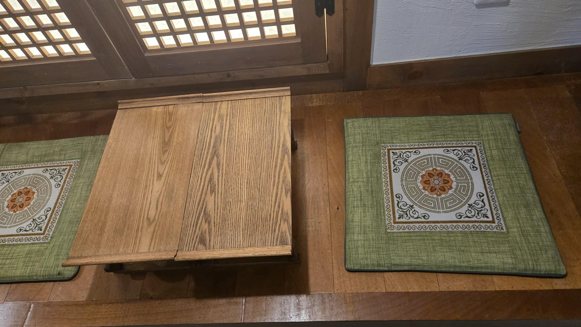 읍천리382 평상 좌석 — 한국 전통 좌식 나무 마루 위에 방석을 깔고 앉는 공간 | 하이제이에스비