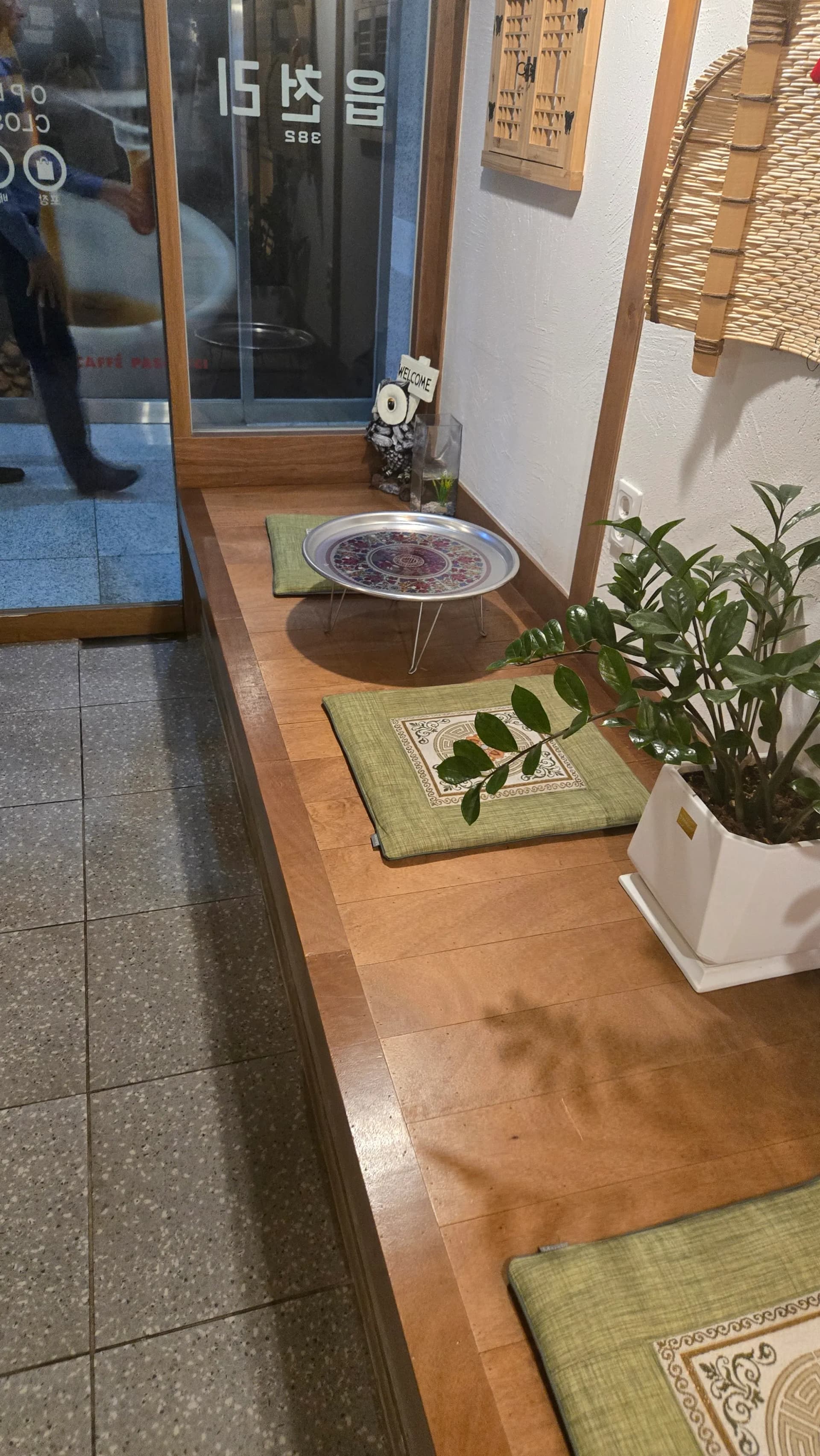 읍천리382 마루 좌석 — 방석과 작은 쟁반 테이블이 놓인 한국식 좌식 공간 | 하이제이에스비