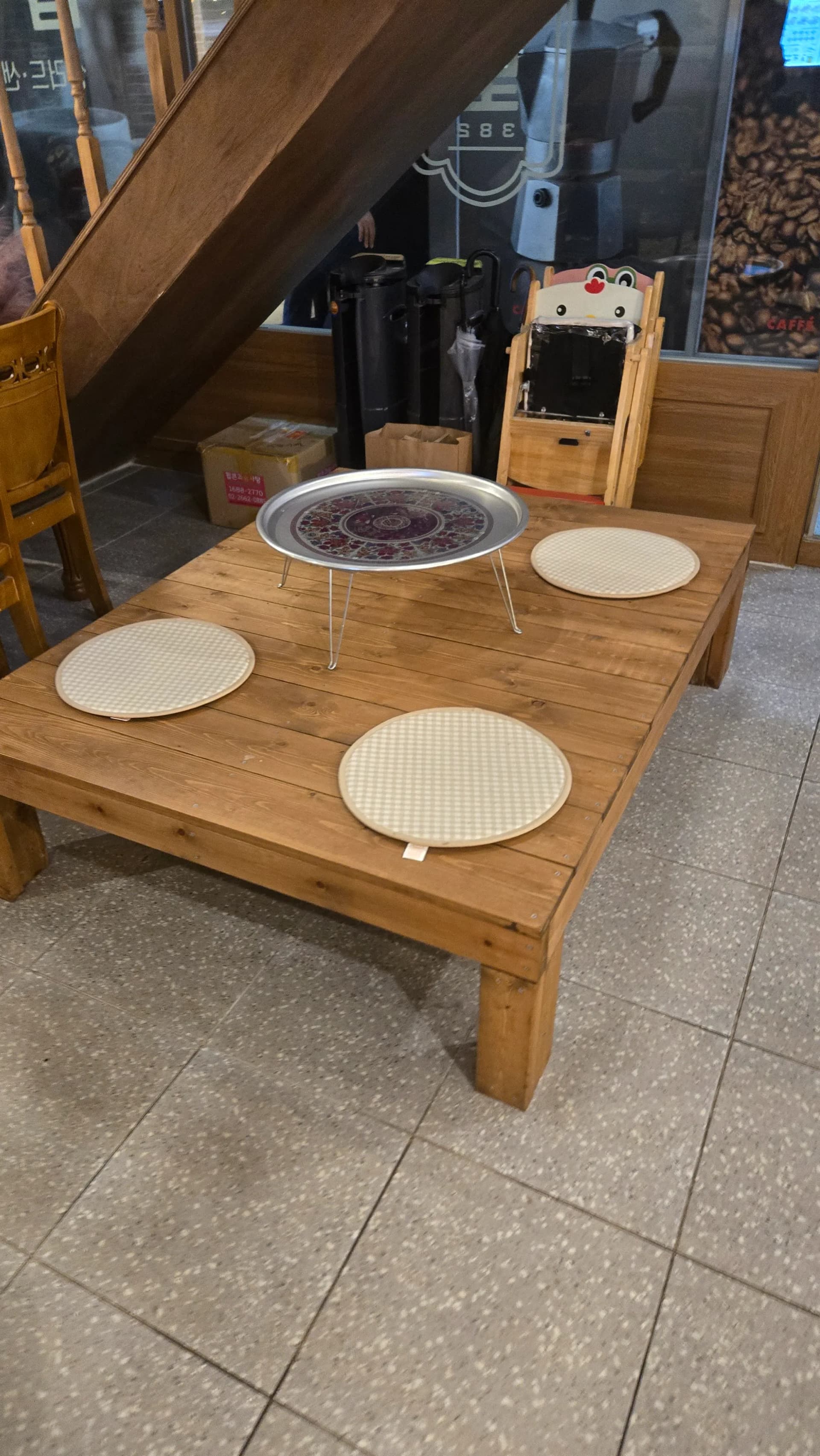 읍천리382 넓은 평상 좌석 — 둥근 방석과 전통 쟁반이 놓인 한국 시골집 마루 느낌 | 하이제이에스비