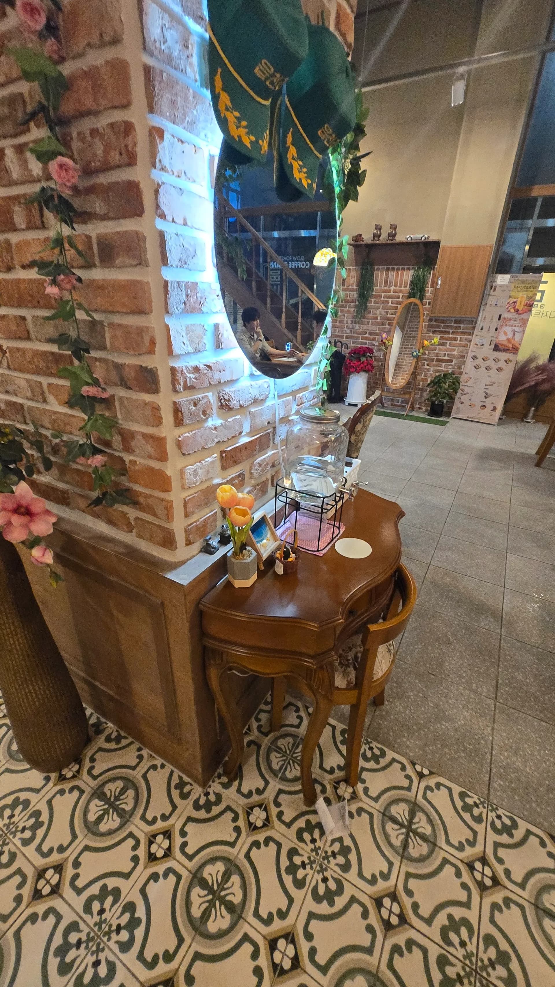 읍천리382 벽돌 벽 둥근 거울과 작은 화장대 — 튤립 조화와 소품이 올려진 인테리어 디테일 | 하이제이에스비