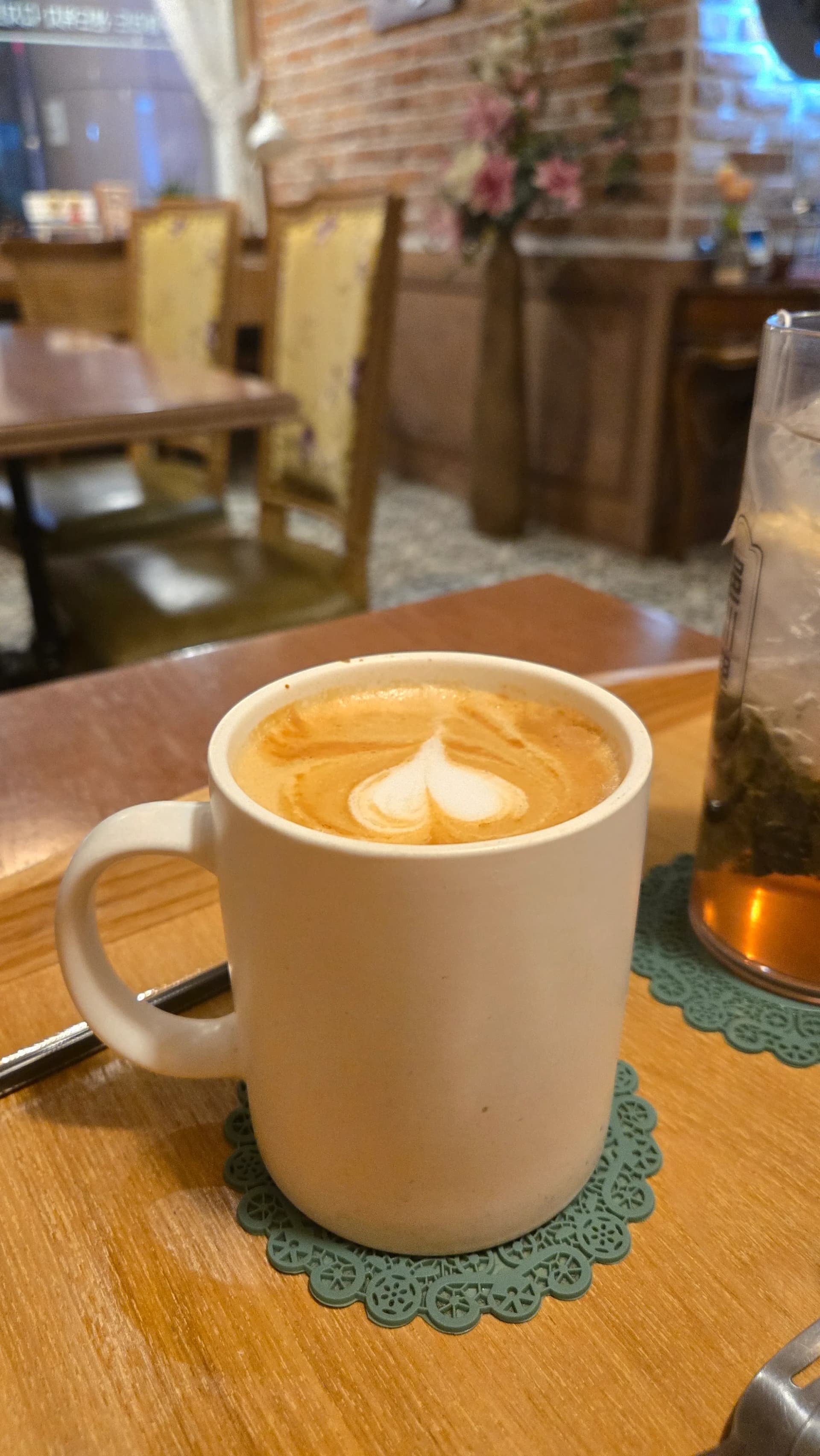 읍천리382 카페라떼 클로즈업 — 부드러운 라떼아트와 함께 나온 차 음료 | 하이제이에스비