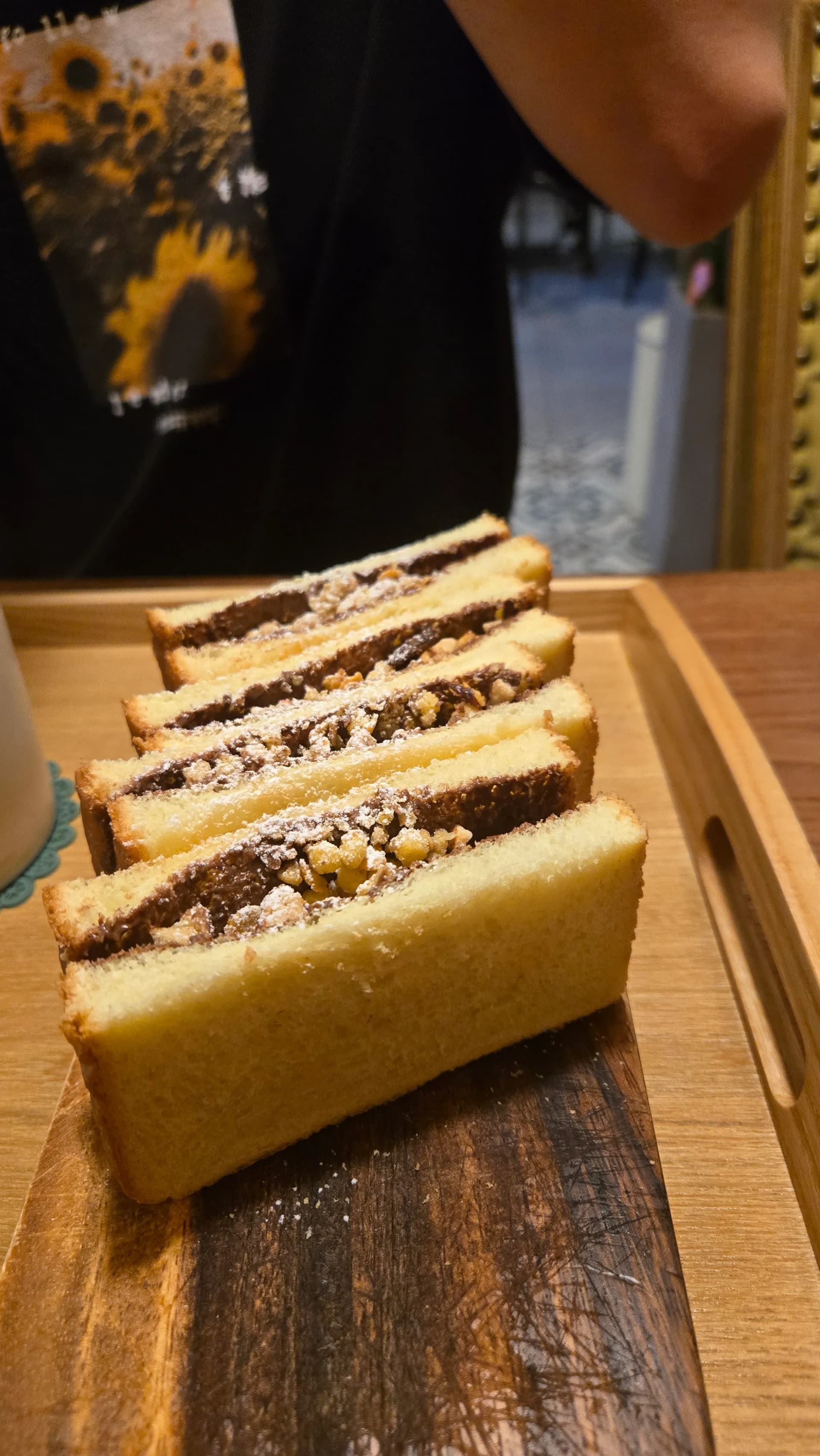 읍천리382 누텔라 토스트 — 바삭한 빵 사이에 누텔라와 견과류가 듬뿍 들어간 디저트 | 하이제이에스비