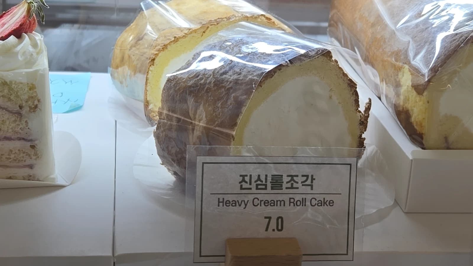Green Bakery Jinsim Roll cross-section showing thick cream filling