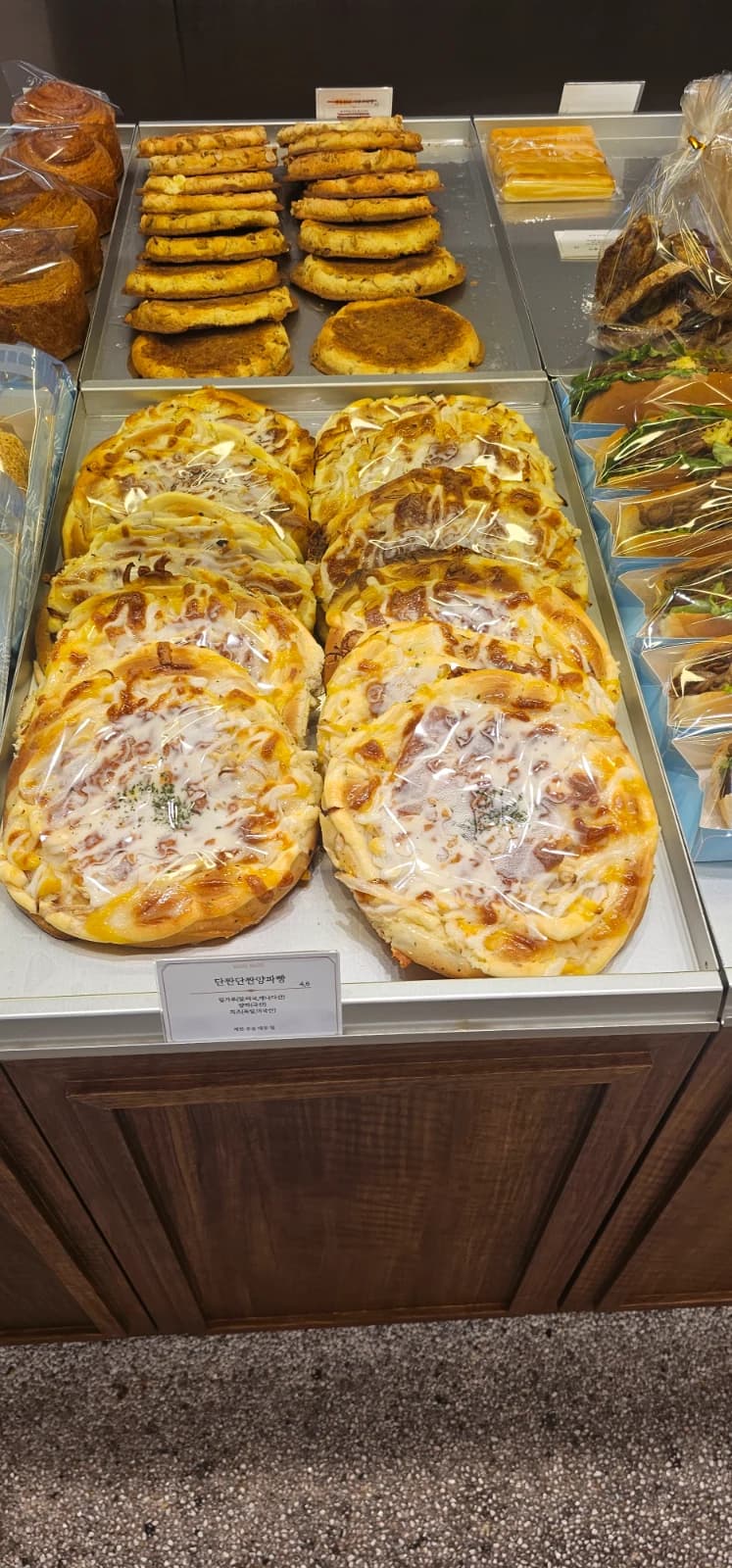 Dan-jjan sweet salty green onion bread Korean bakery