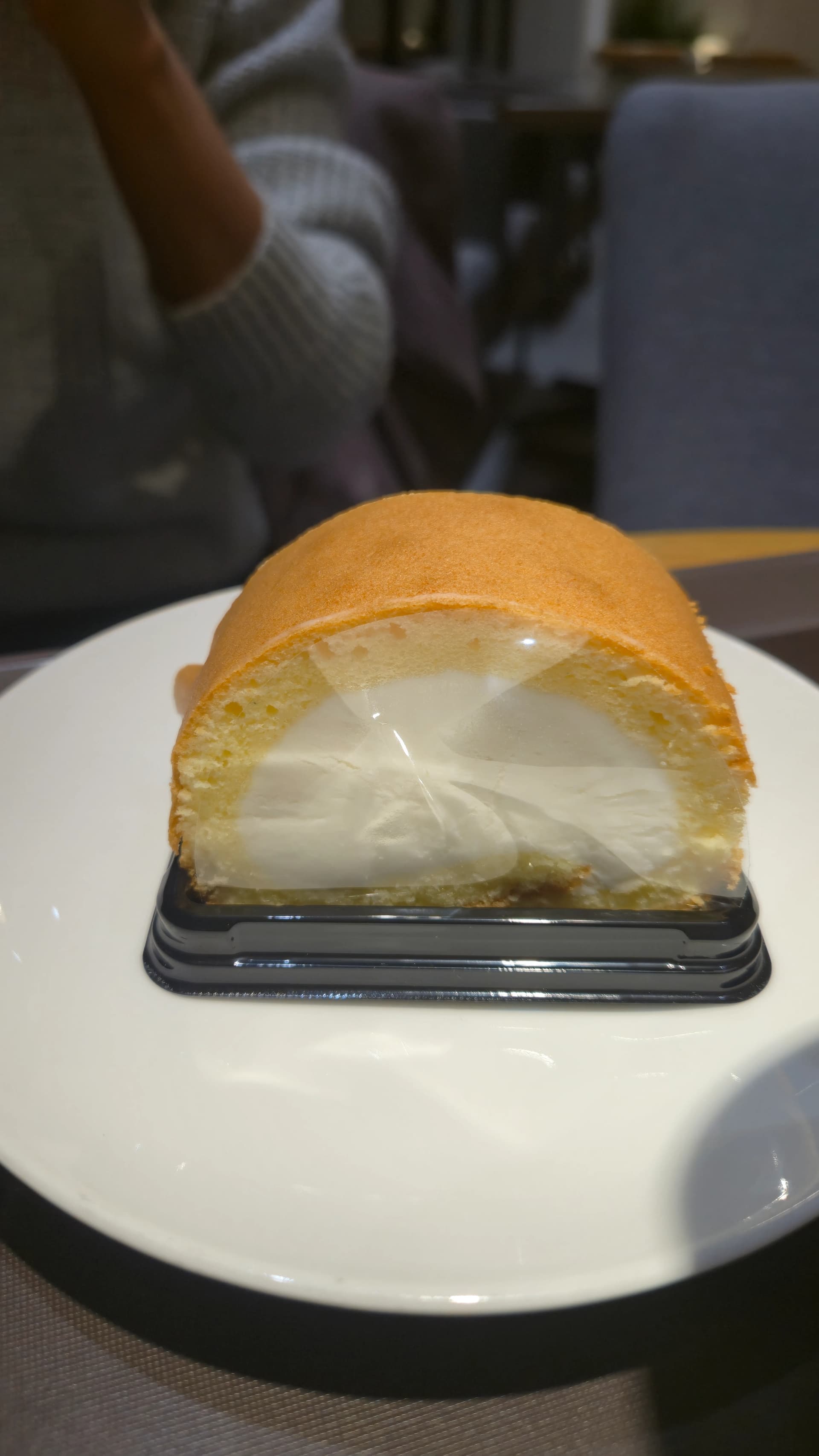 할리스 순수 우유 롤케이크 접시 위에 놓인 모습