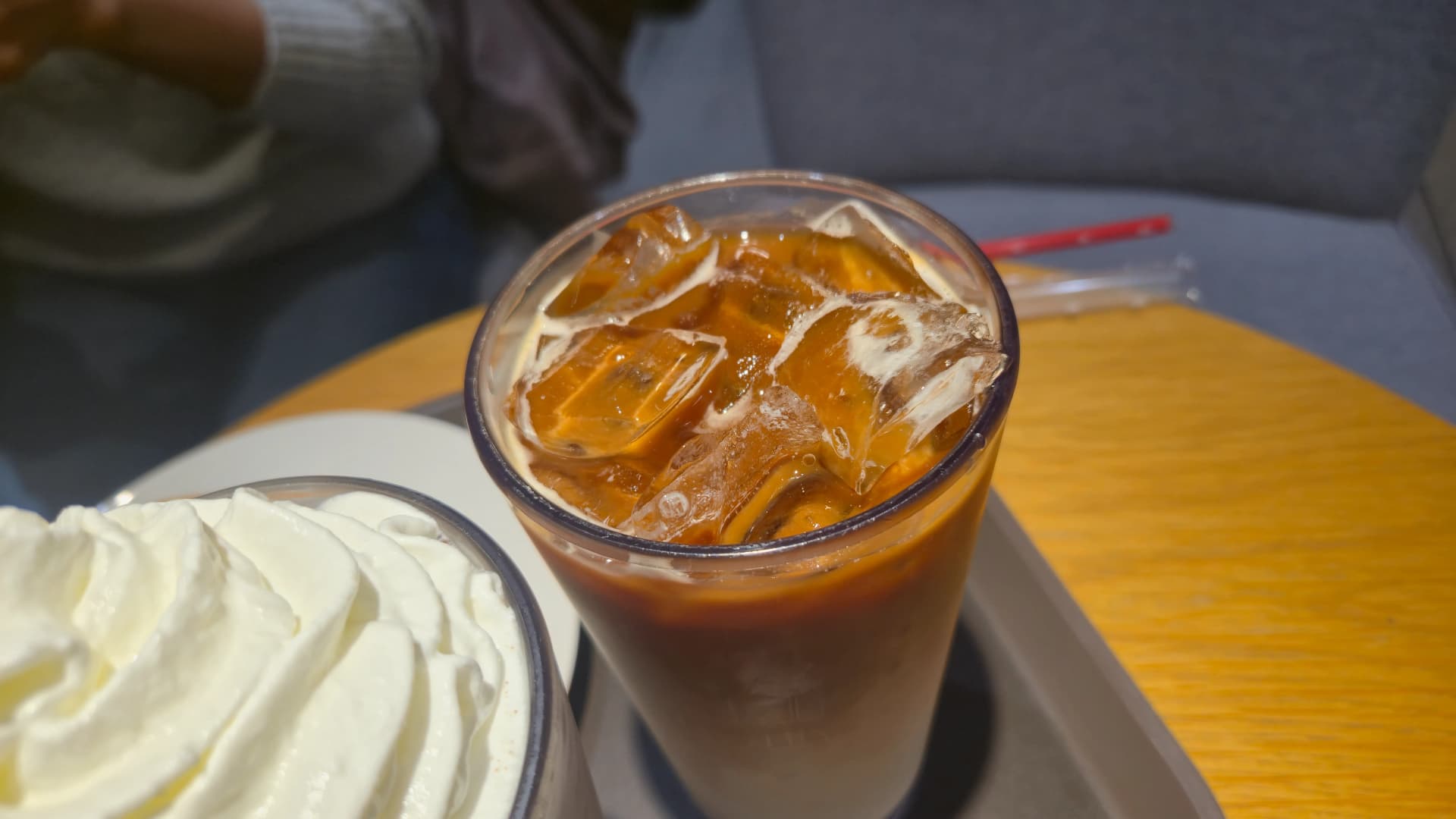 할리스 돌체라떼 아이스 음료 위에서 본 모습