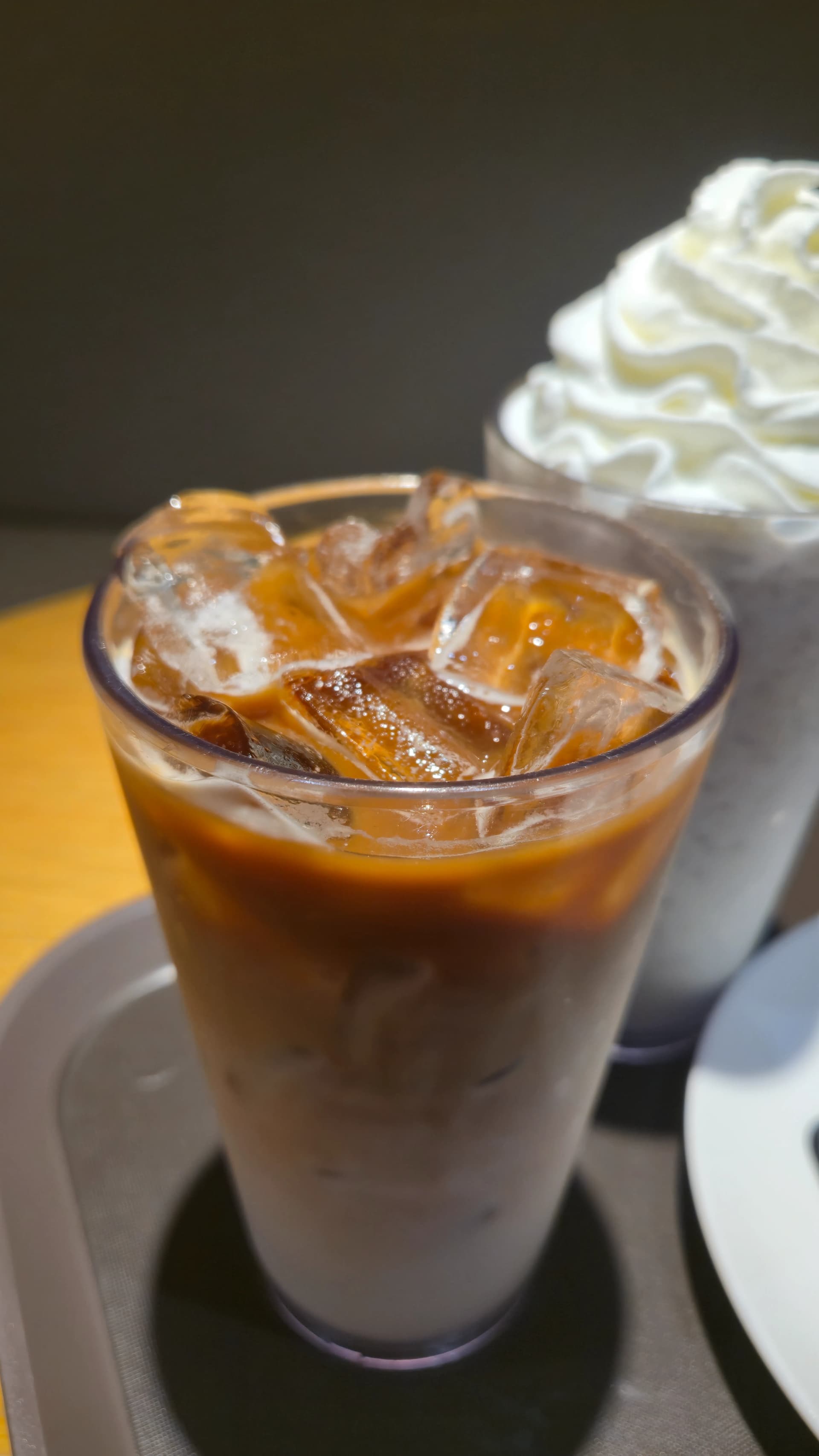 할리스 돌체라떼 아이스 음료 옆에서 본 모습으로 연유가 바닥에 가라앉아 있다
