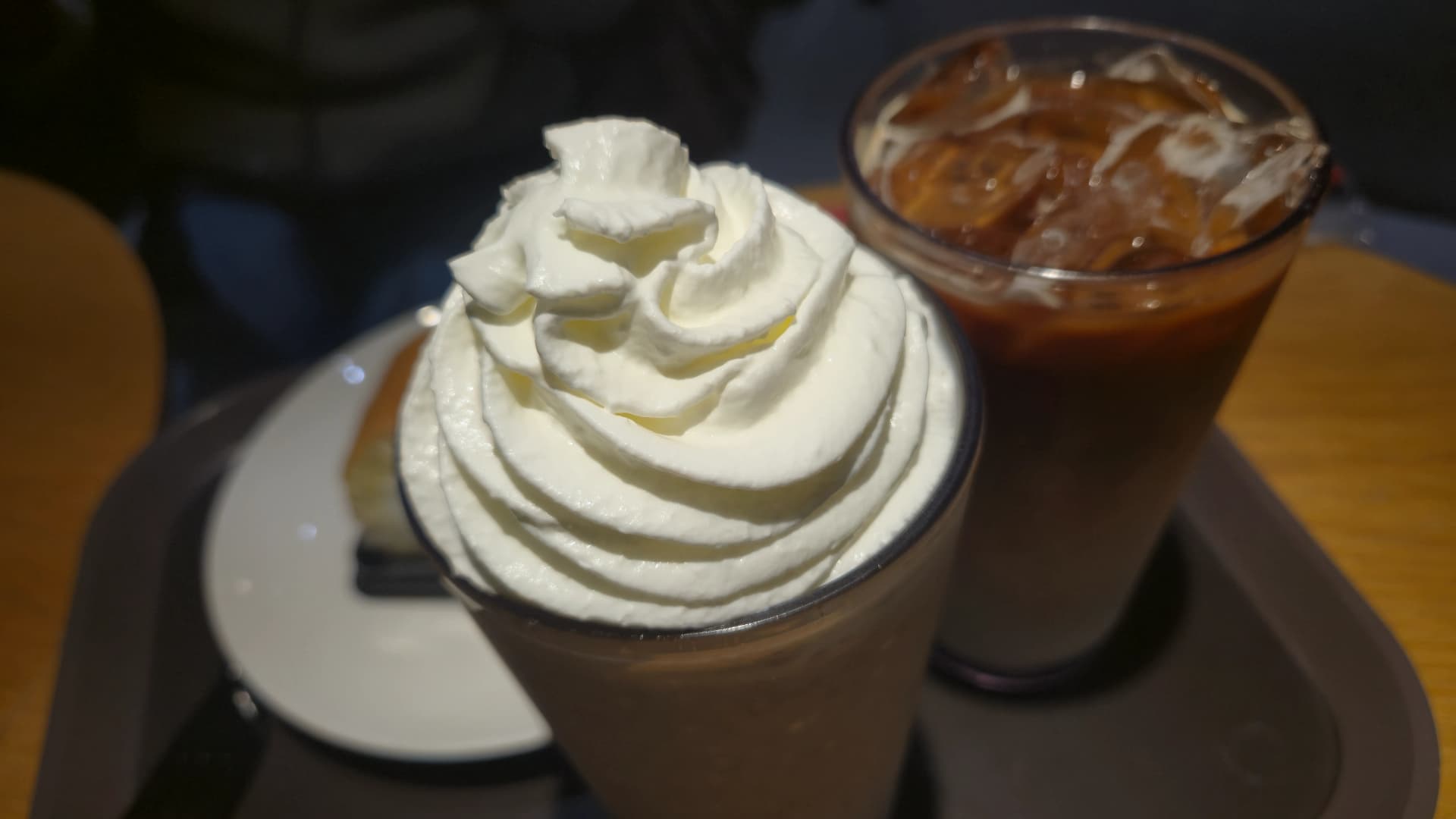 할리스 민트초코 할리치노 블렌디드 음료 위에 휘핑크림이 올라간 모습