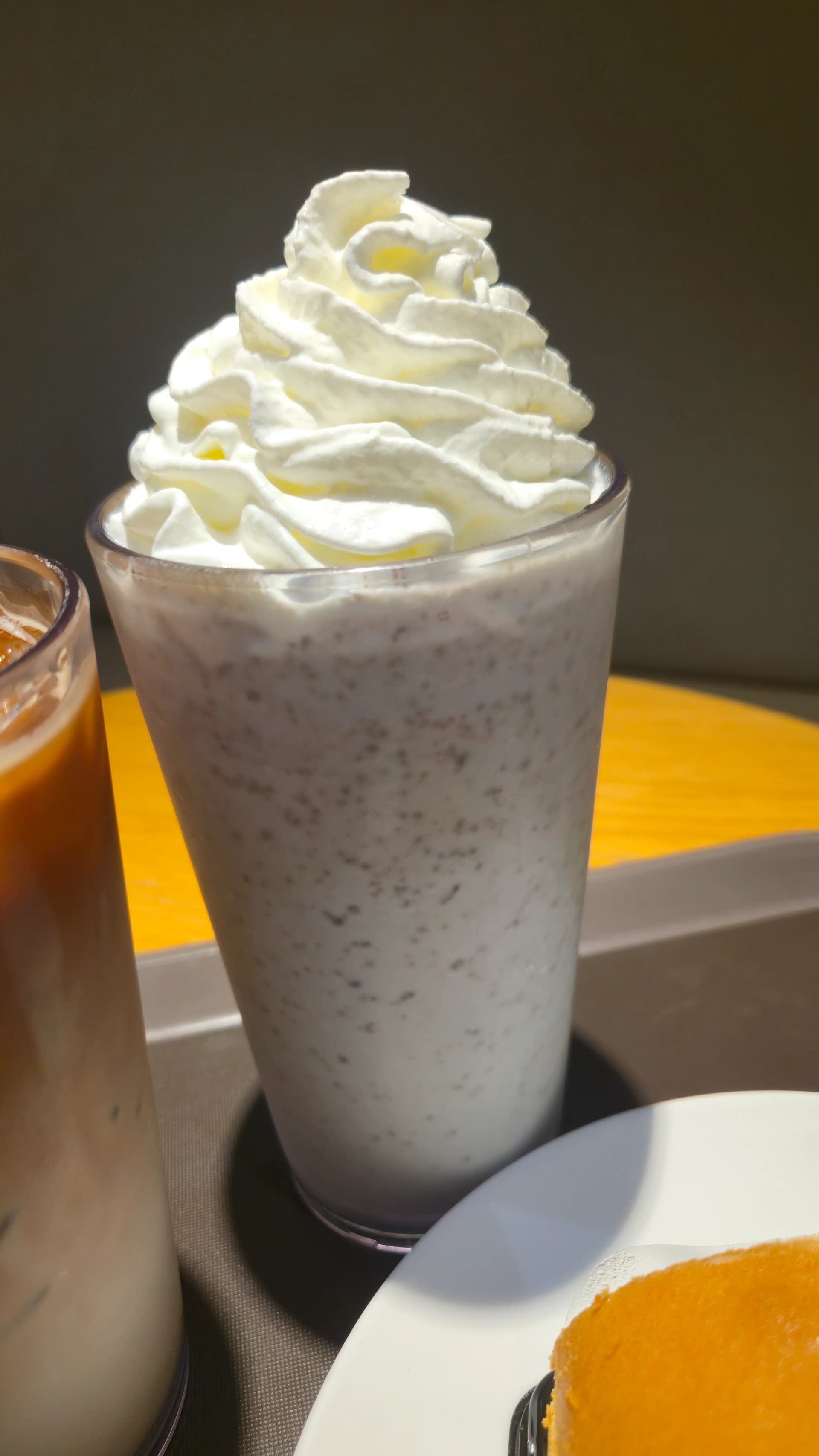 할리스 민트초코 할리치노 음료를 가까이에서 촬영한 모습으로 초코칩이 보인다