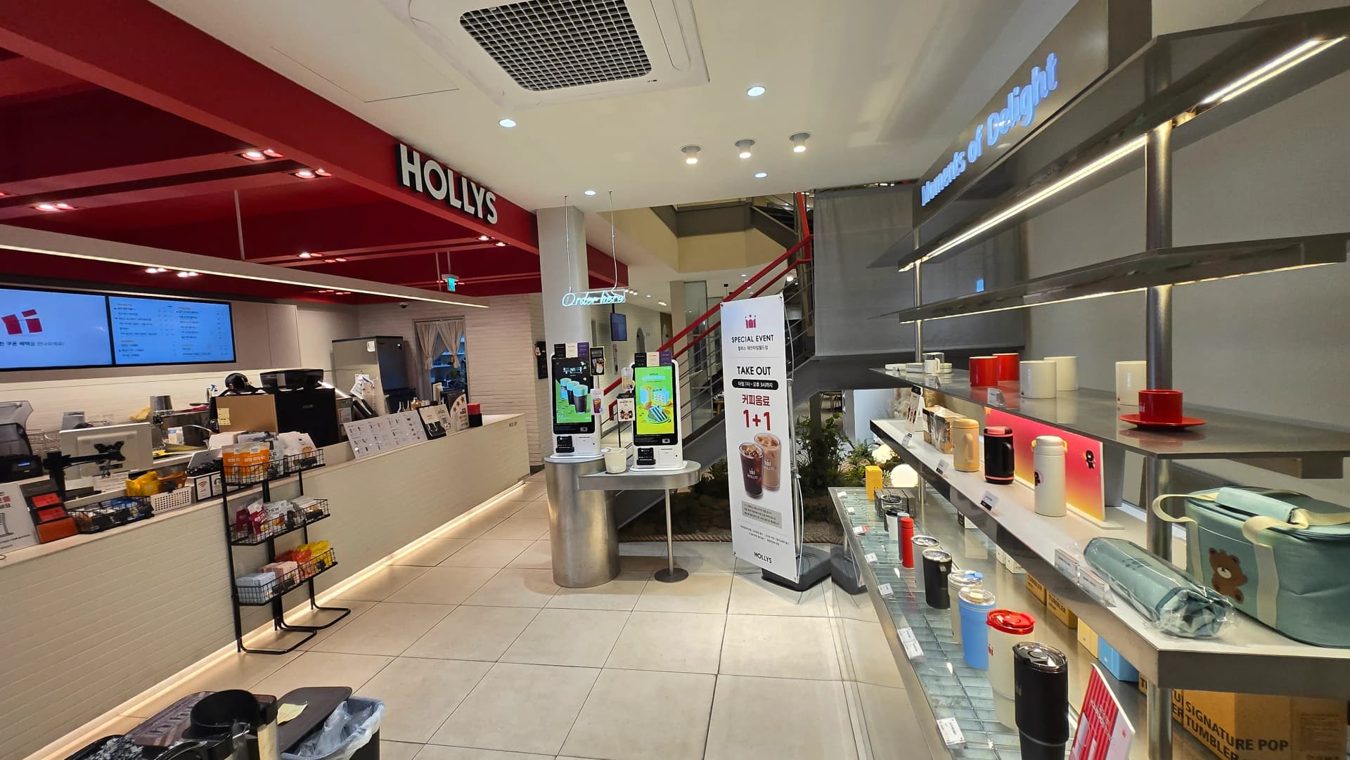 할리스 커피 1층 매장 내부 다른 각도에서 촬영한 모습