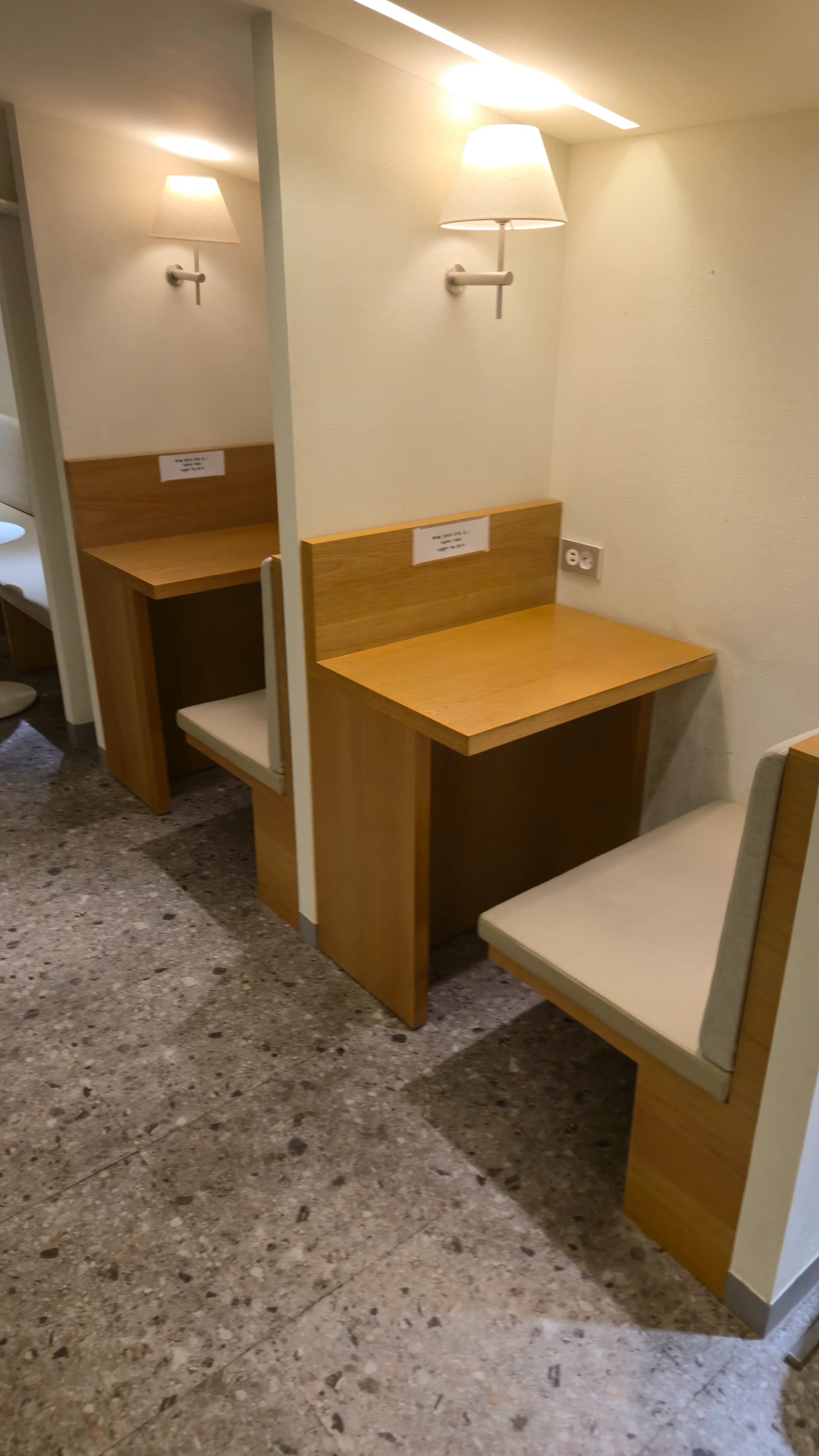 할리스 2층 1인 좌석 구역으로 칸막이와 콘센트가 설치되어 있다