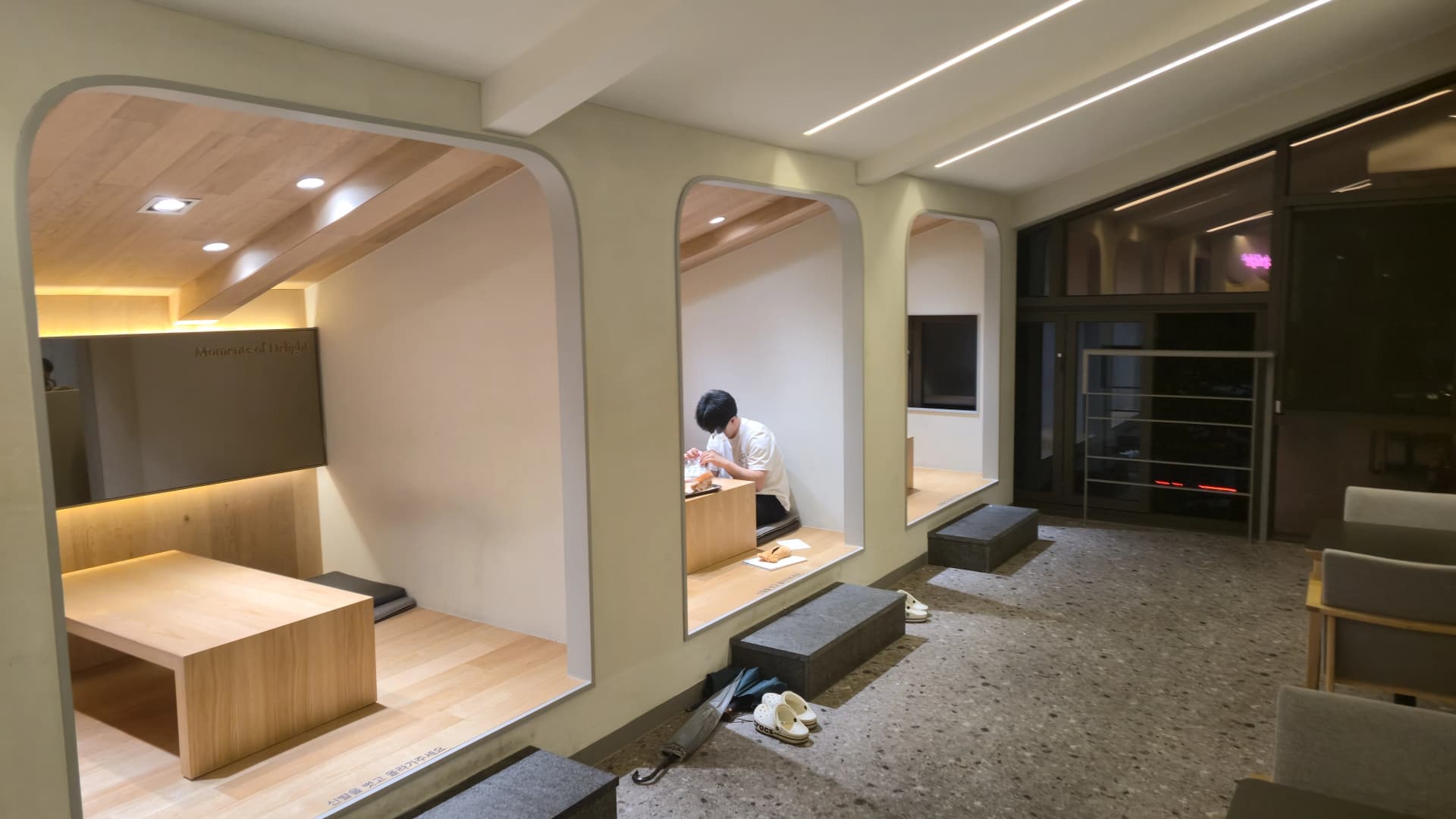 할리스 2층 좌식 공간으로 신발을 벗고 올라가는 아치형 칸막이 구조