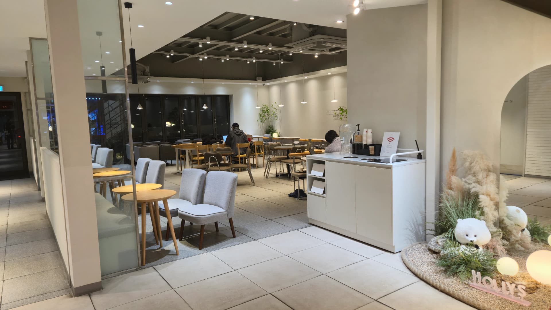 할리스 2층 중앙 다인용 테이블 구역 전경