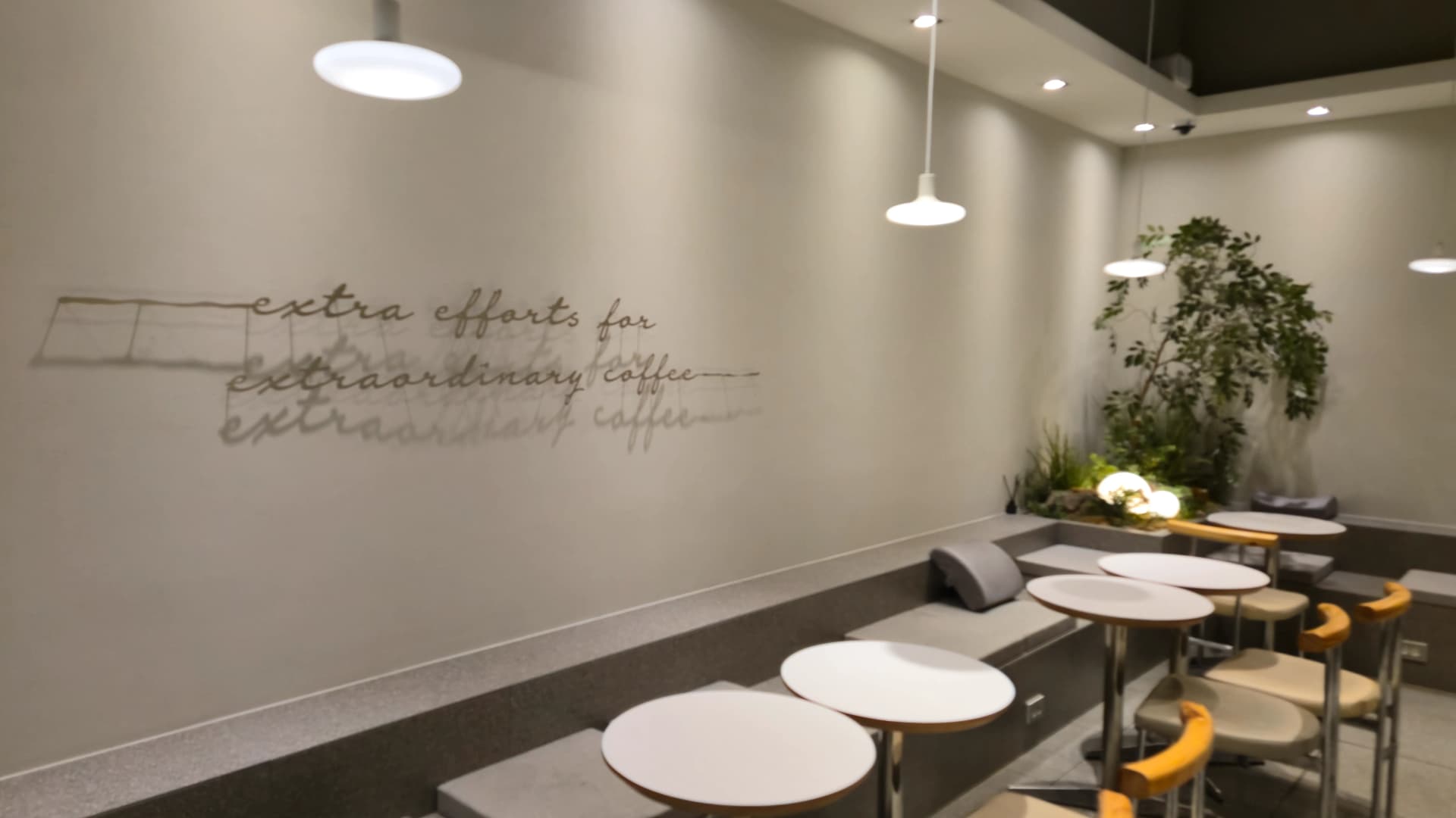 할리스 2층 안쪽 코너 벽면에 extra efforts for extraordinary coffee 문구가 적혀 있다