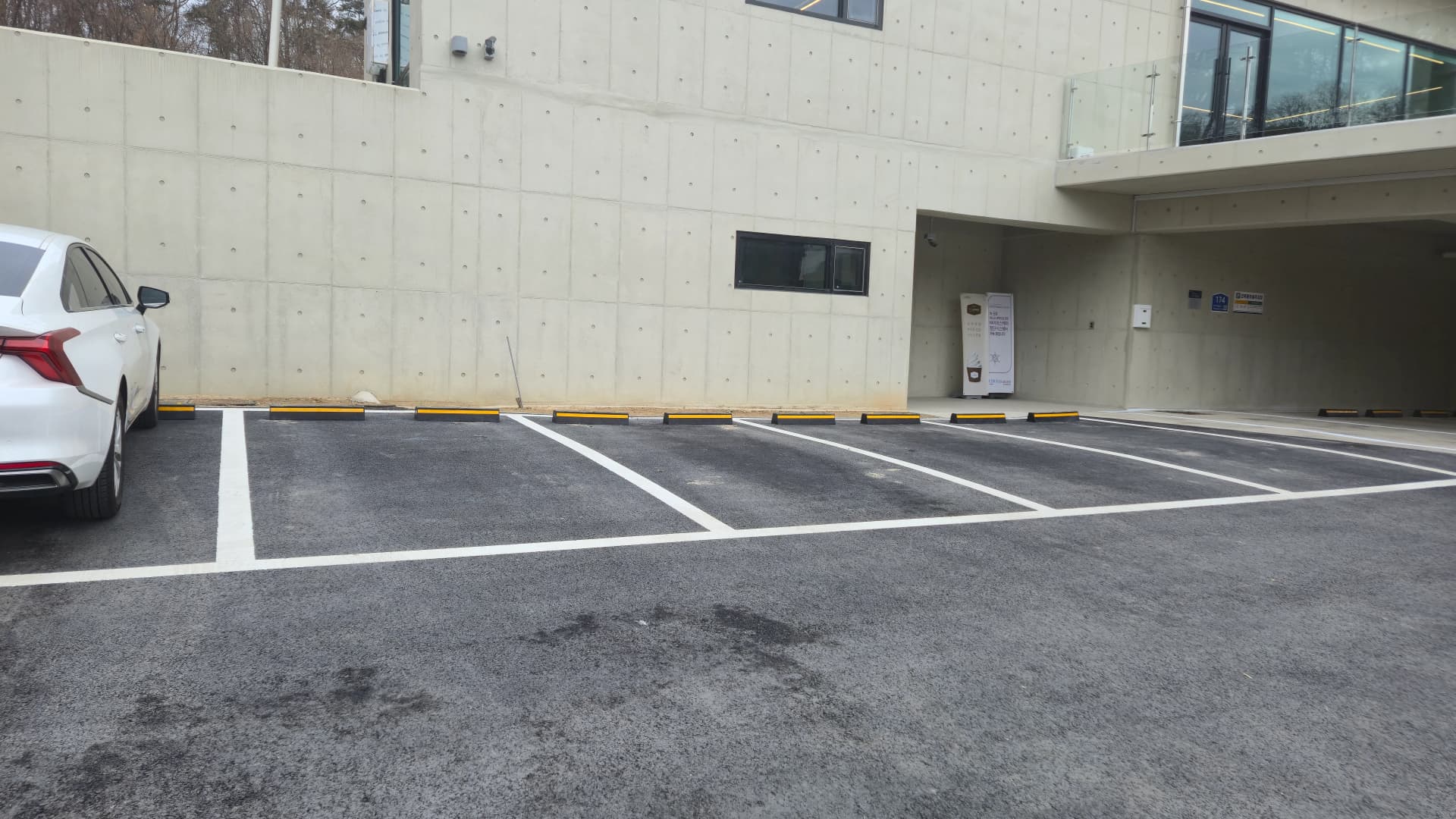 Просторий паркінг кав'ярні MEON — велика кав'ярня з парковкою в Кореї | 하이제이에스비