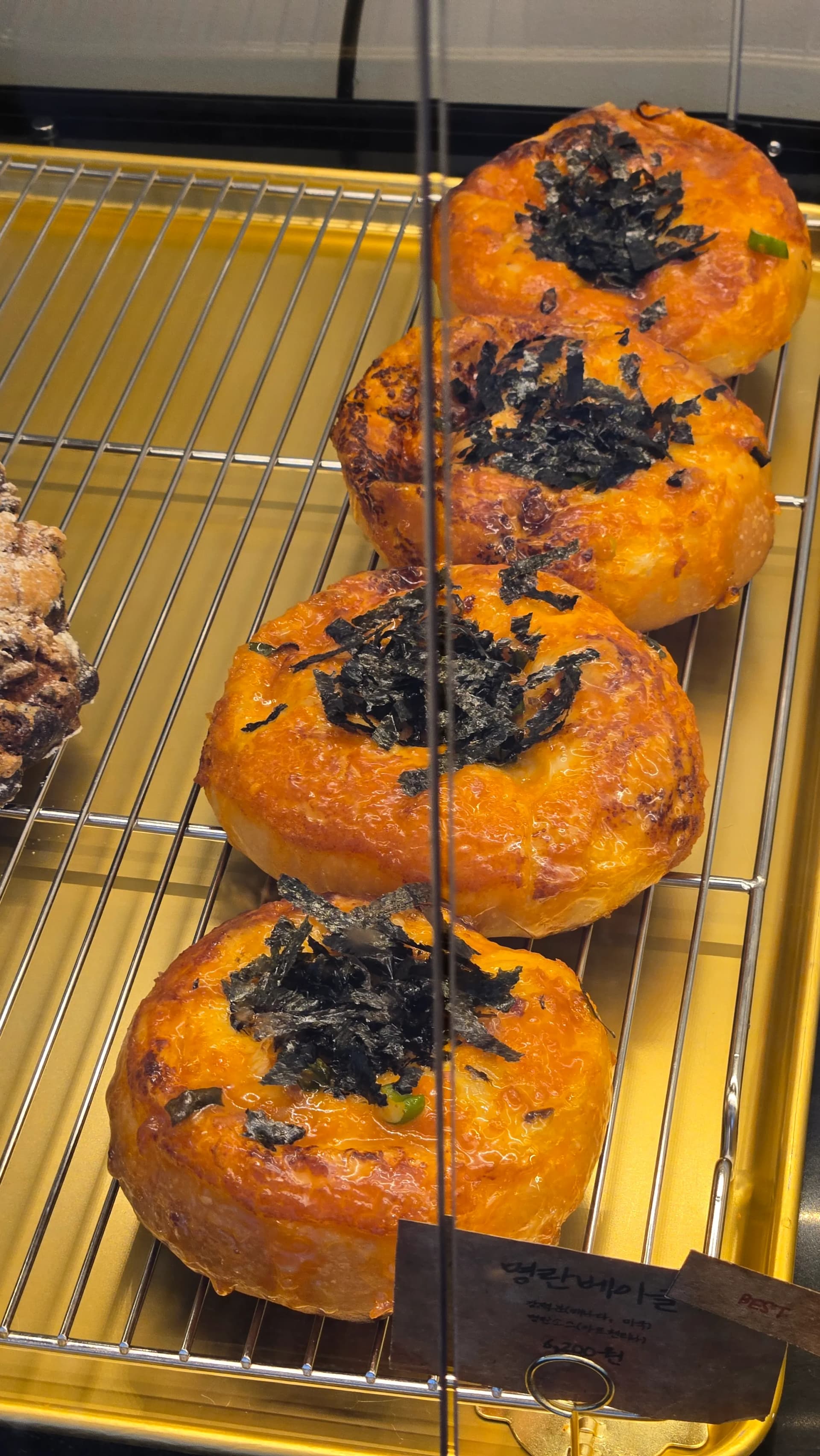 Colmar Bread бейгл із мьонран — корейський бейгл з ікрою минтая та норі пекарня | 하이제이에스비