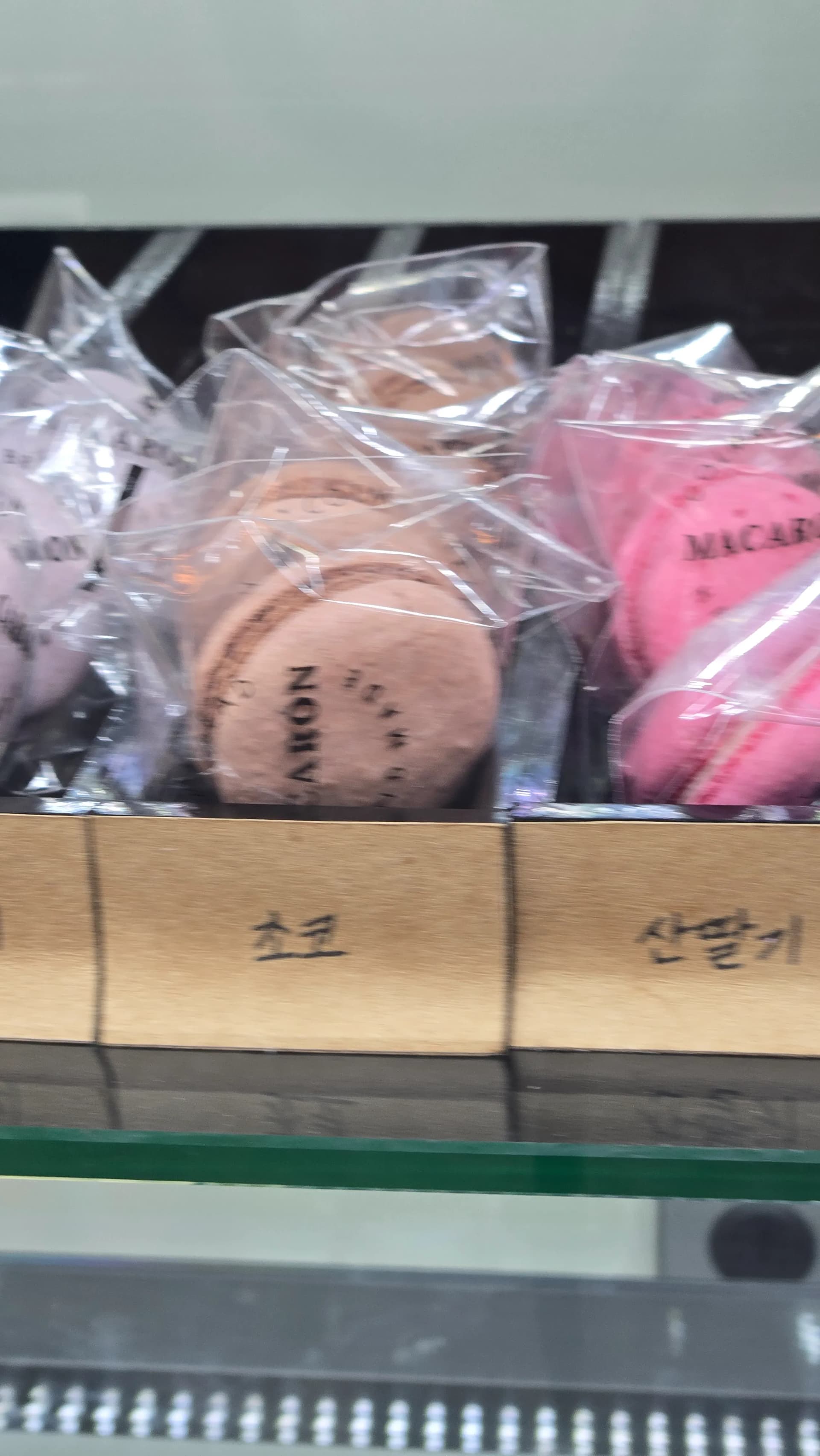 Μακαρόν φράουλα και βανίλια Colmar Bread ζαχαροπλαστείο Κορέα | 하이제이에스비