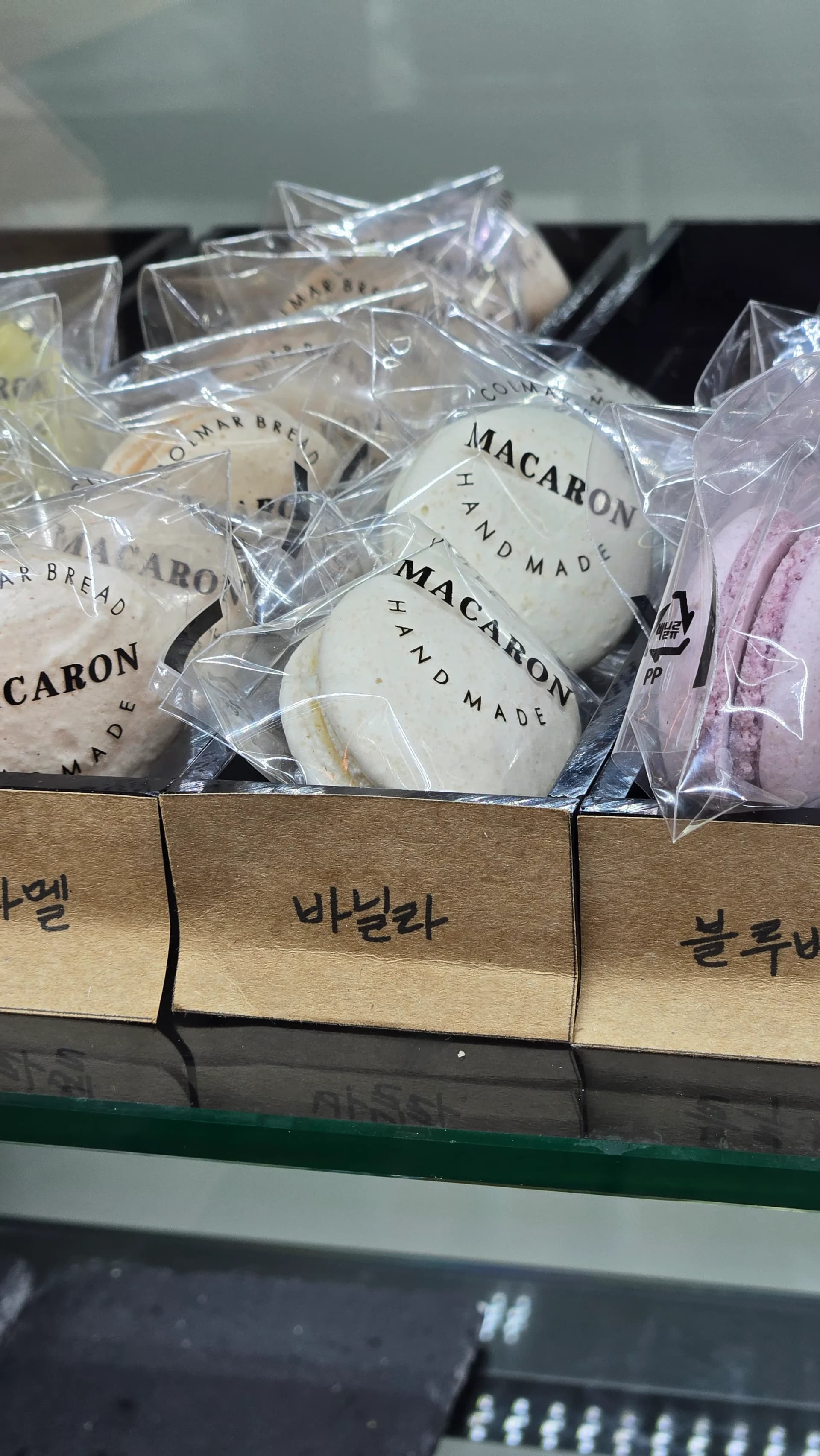 Colmar Bread макарони карамель та ваніль — крупний план ручної роботи макарони | 하이제이에스비