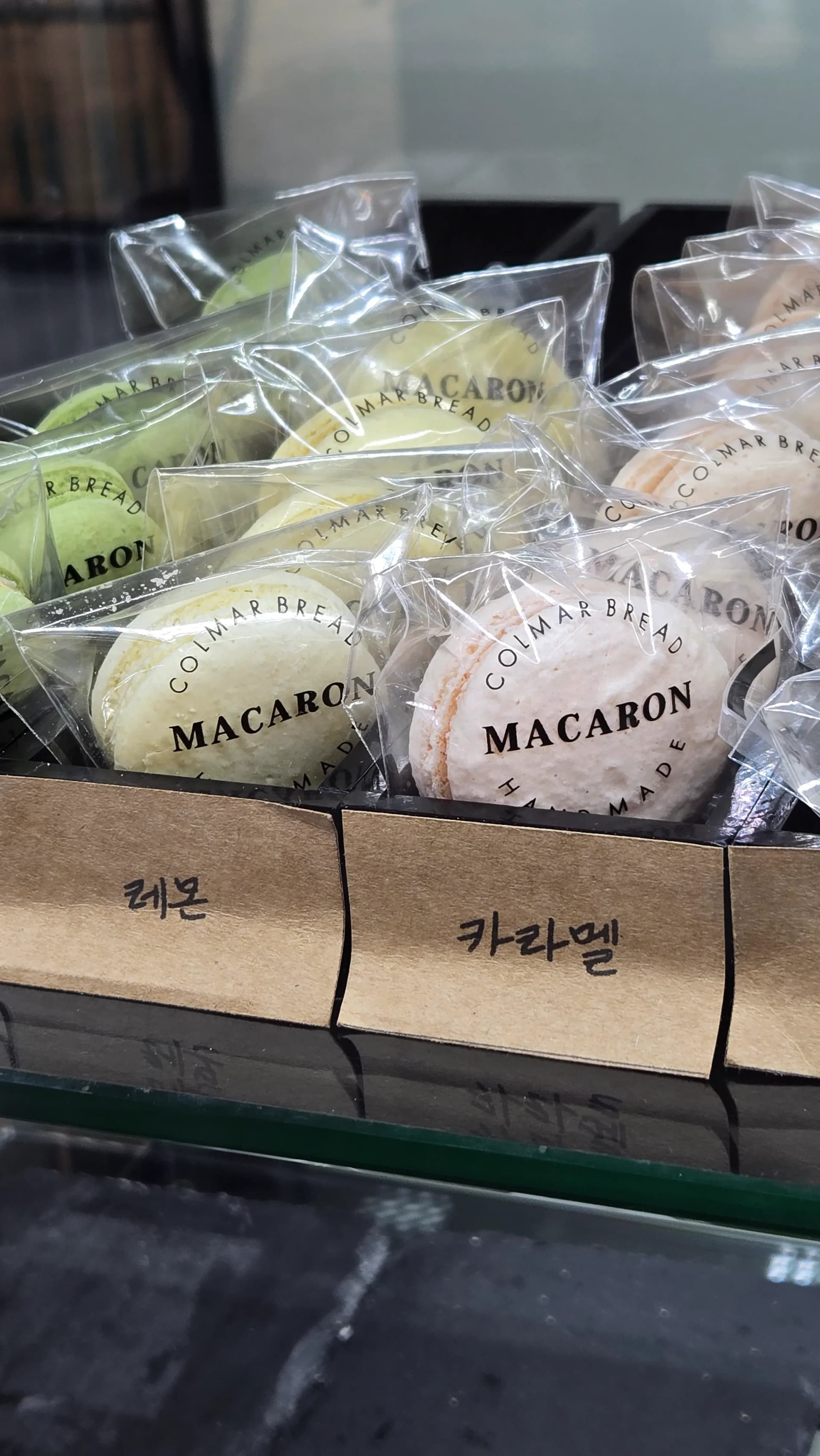 Colmar Bread макарони лимон та карамель — крупний план ручної роботи макарони | 하이제이에스비