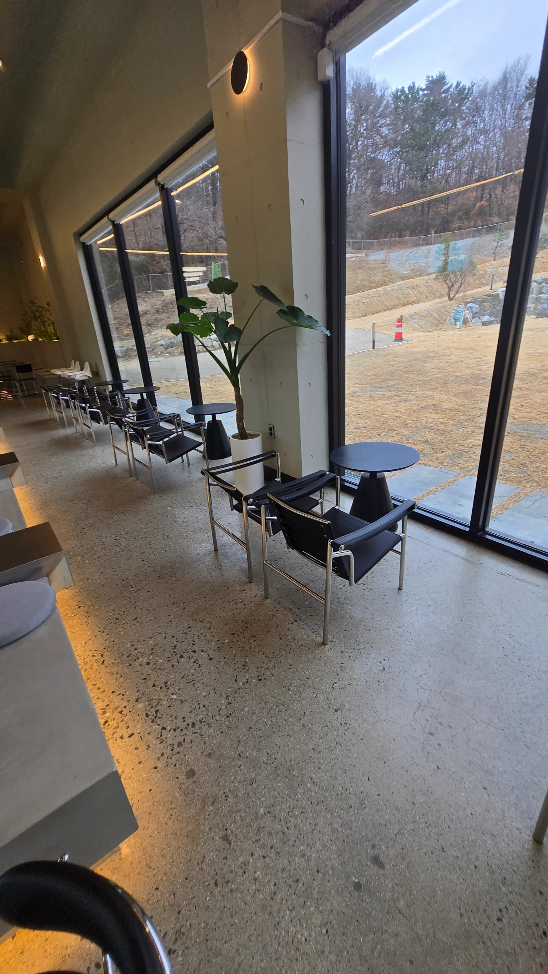 Кав'ярня MEON місця біля вікна — панорамні вікна природне світло краєвид | 하이제이에스비