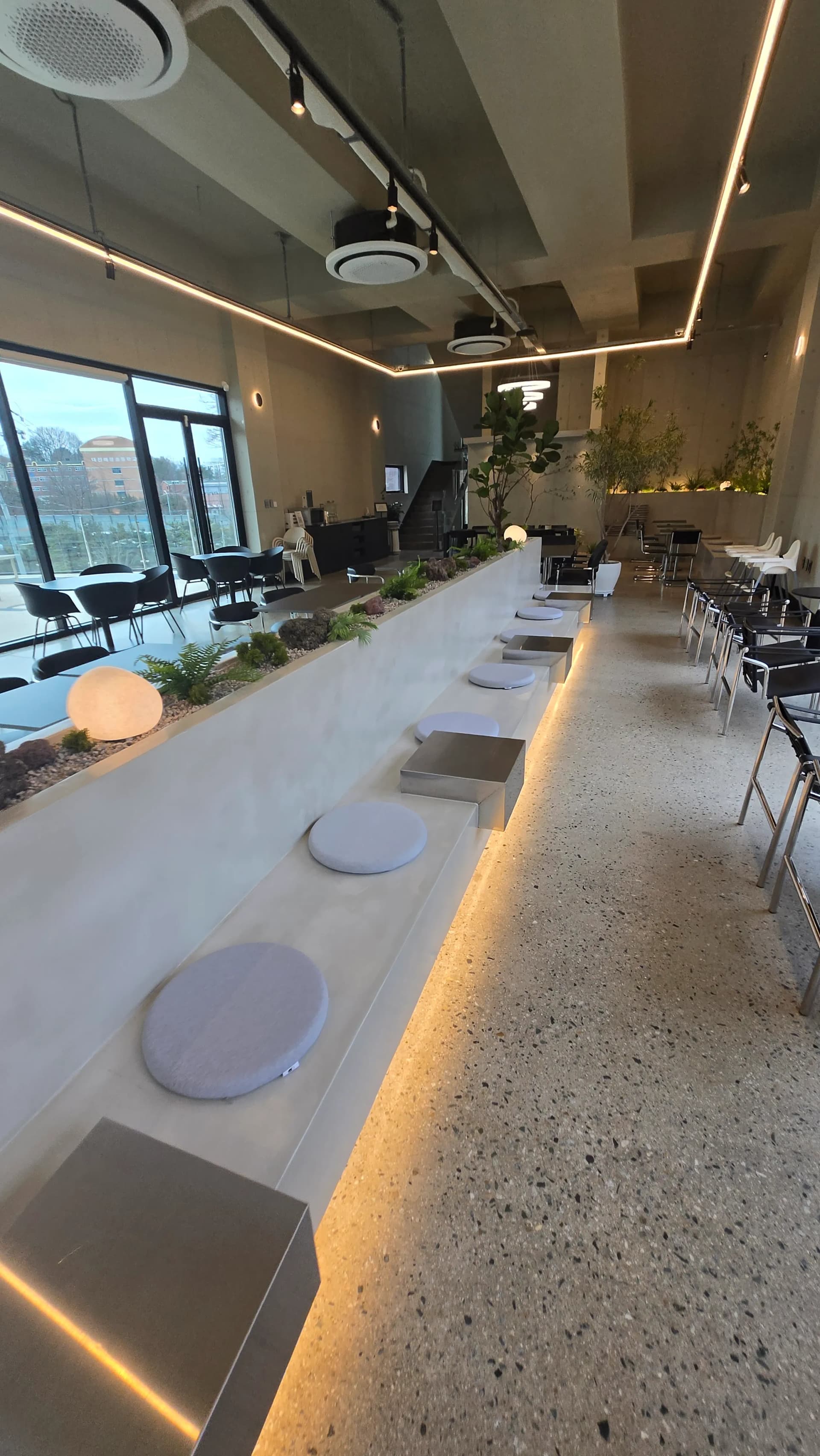 Кав'ярня MEON центральний плантер із підсвіткою — мінімалістичний сучасний інтер'єр | 하이제이에스비