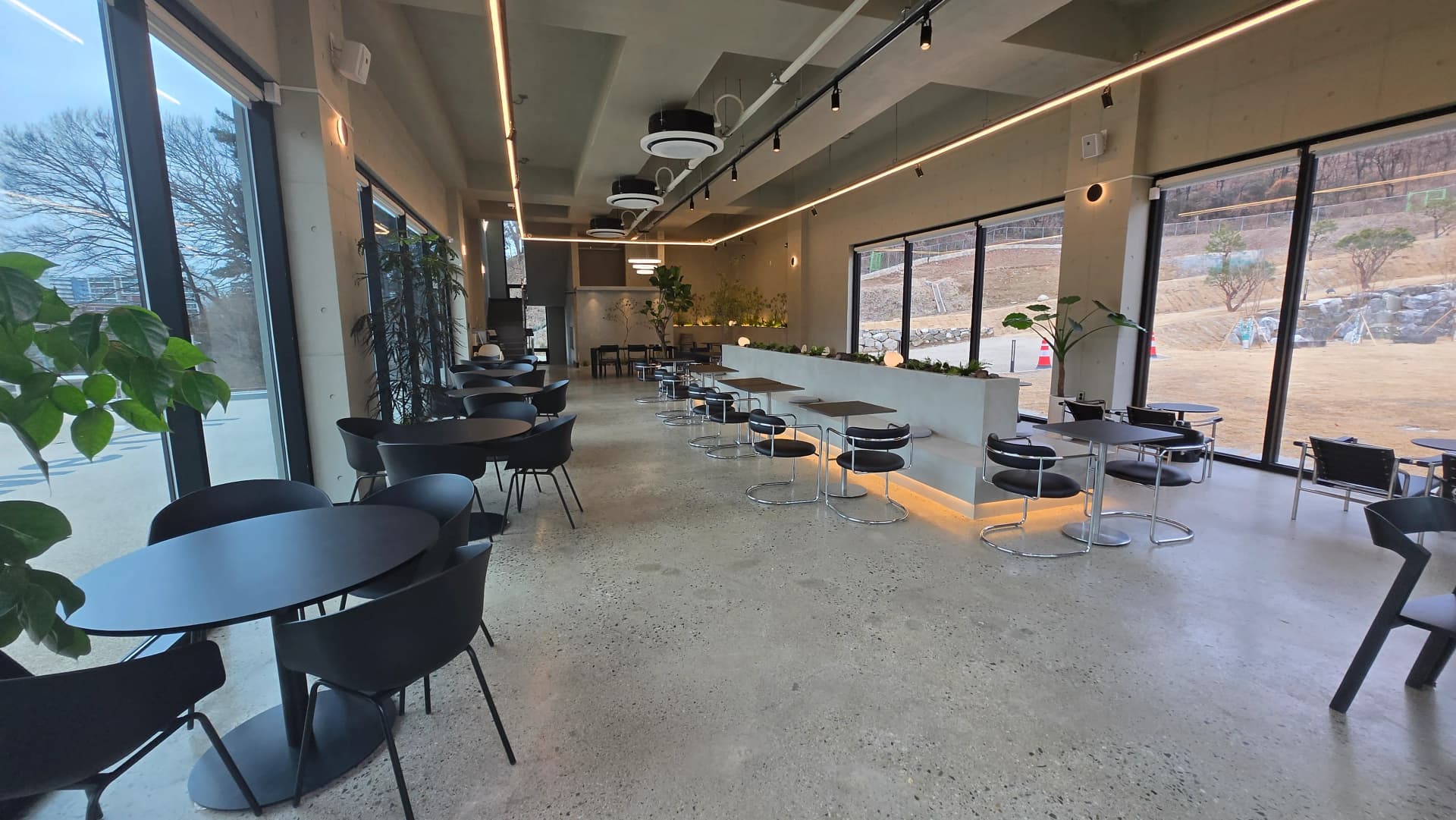 Кав'ярня MEON загальний вигляд залу — чорний сучасний інтер'єр панорамні вікна | 하이제이에스비