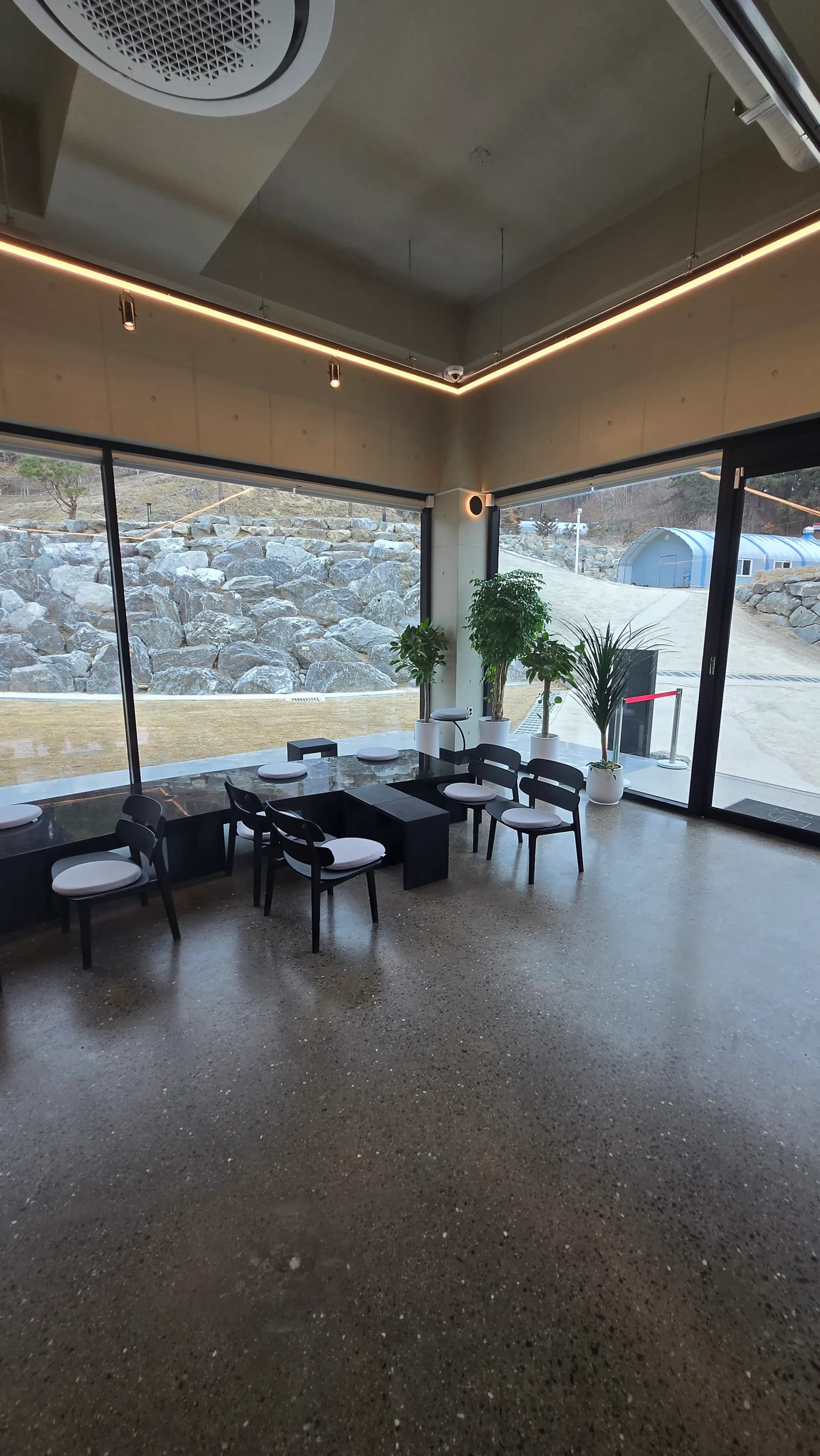 Кав'ярня MEON кутове місце з видом на скелі — панорамне вікно природний камінь приватне місце | 하이제이에스비