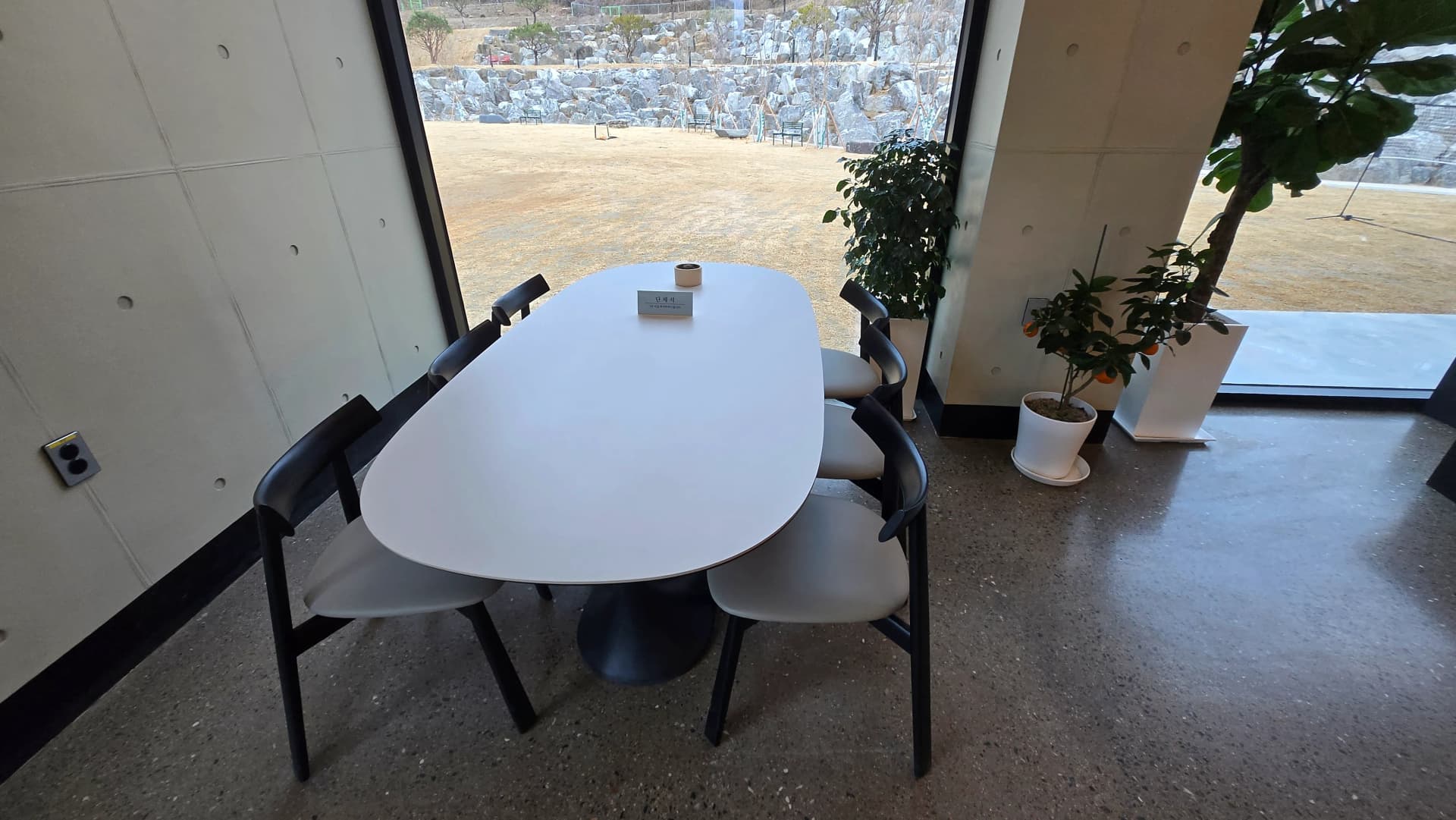 Кав'ярня MEON білі столи групові місця — мінімалістичний дизайн велика кав'ярня Кореї | 하이제이에스비