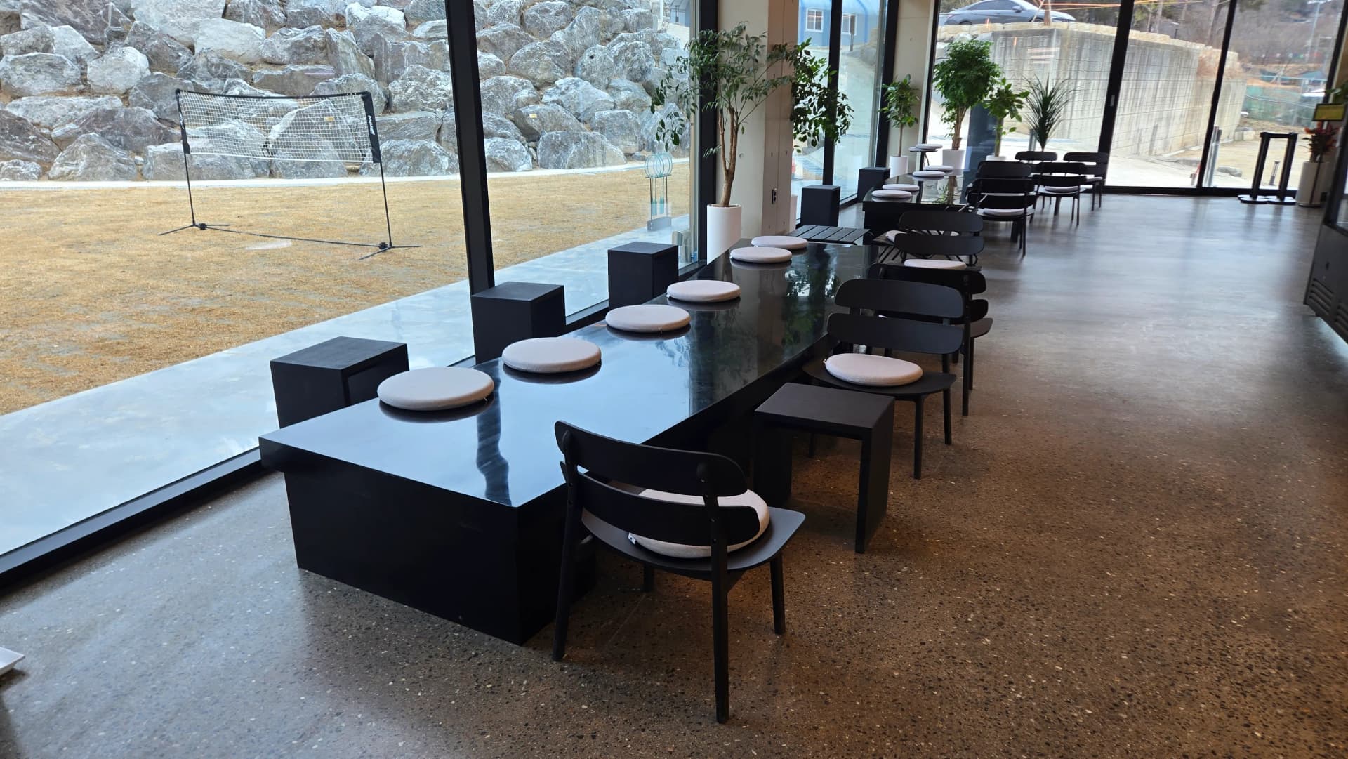 Кав'ярня MEON чорні мармурові стільниці біля вікна — елегантний інтер'єр кав'ярня з краєвидом | 하이제이에스비